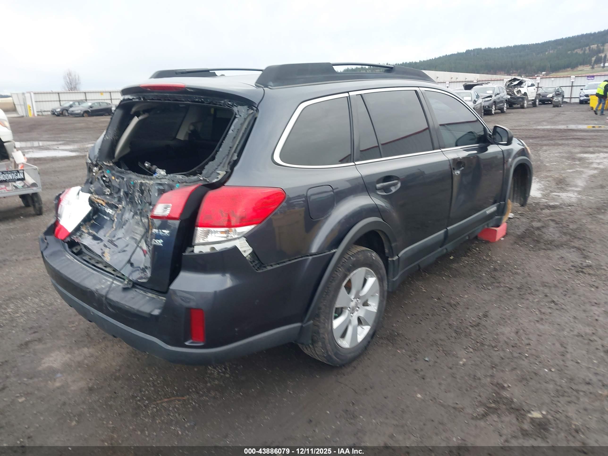 SUBARU OUTBACK image 4