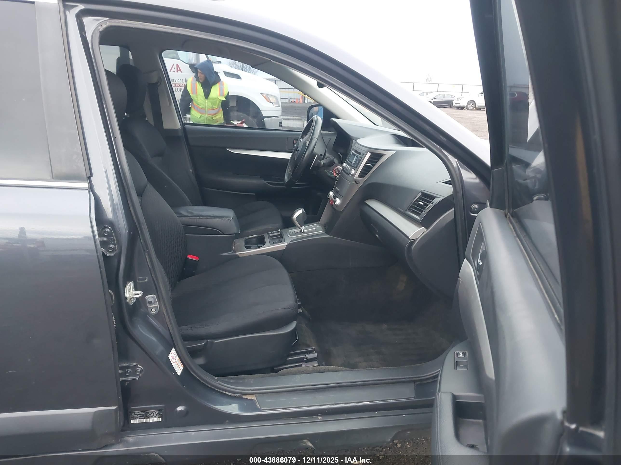 SUBARU OUTBACK image 5