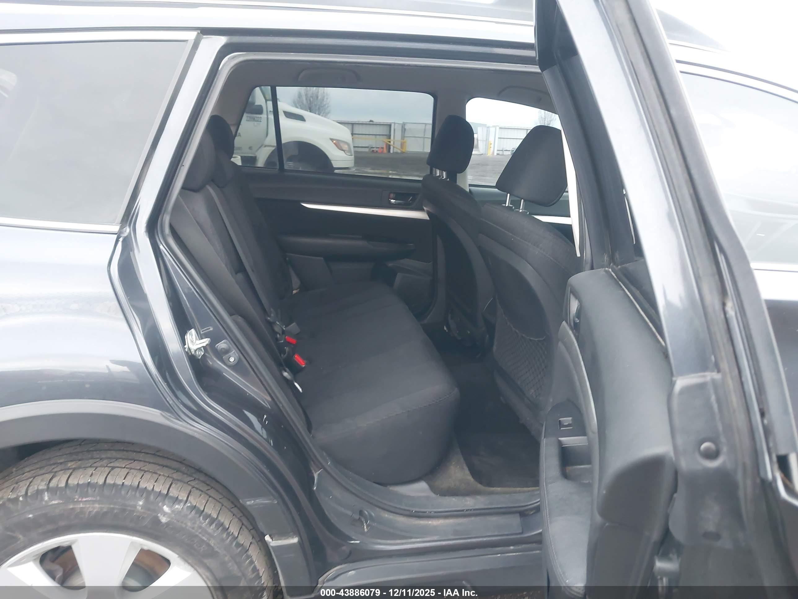 SUBARU OUTBACK image 8