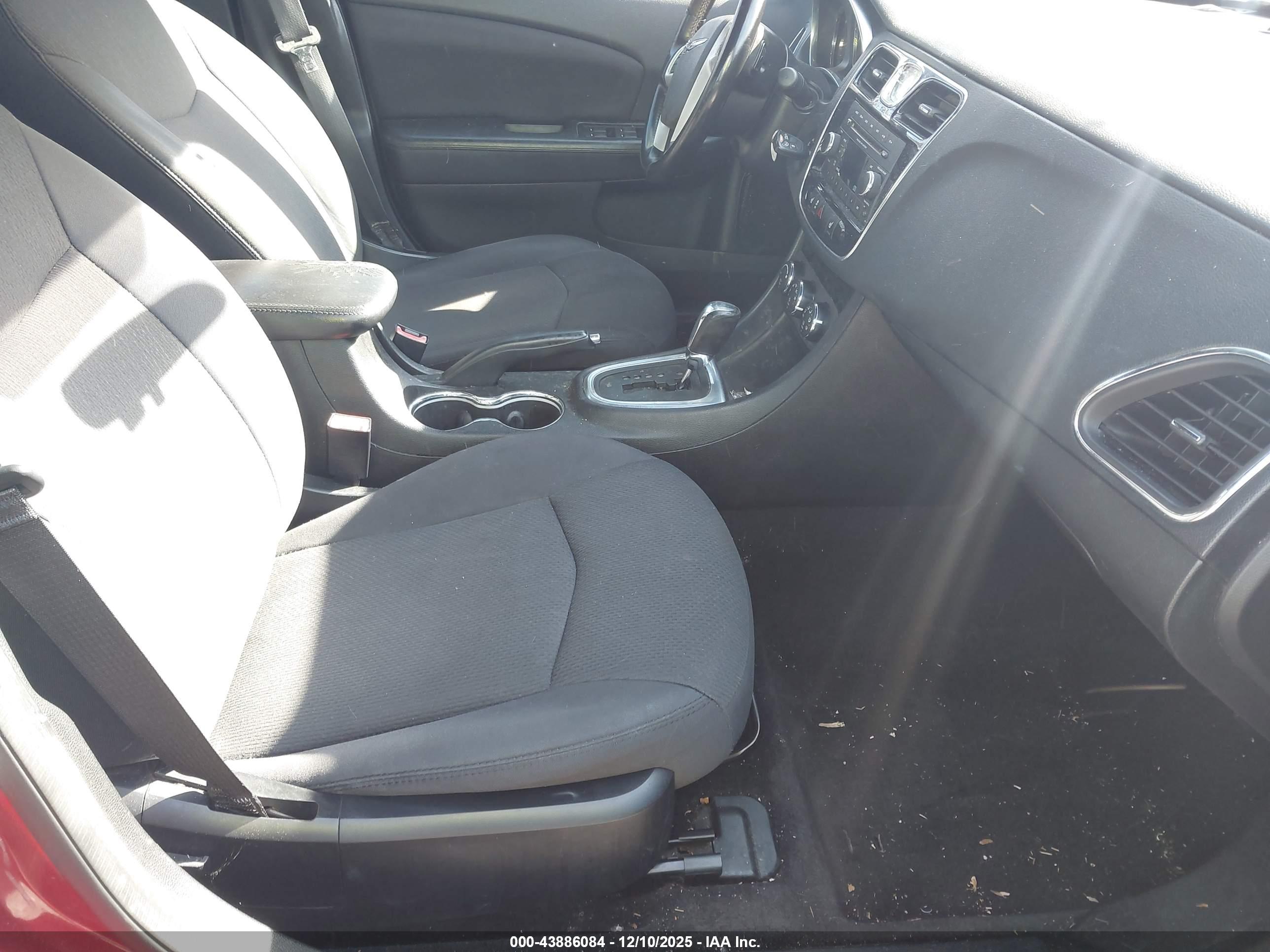 CHRYSLER 200 image 5