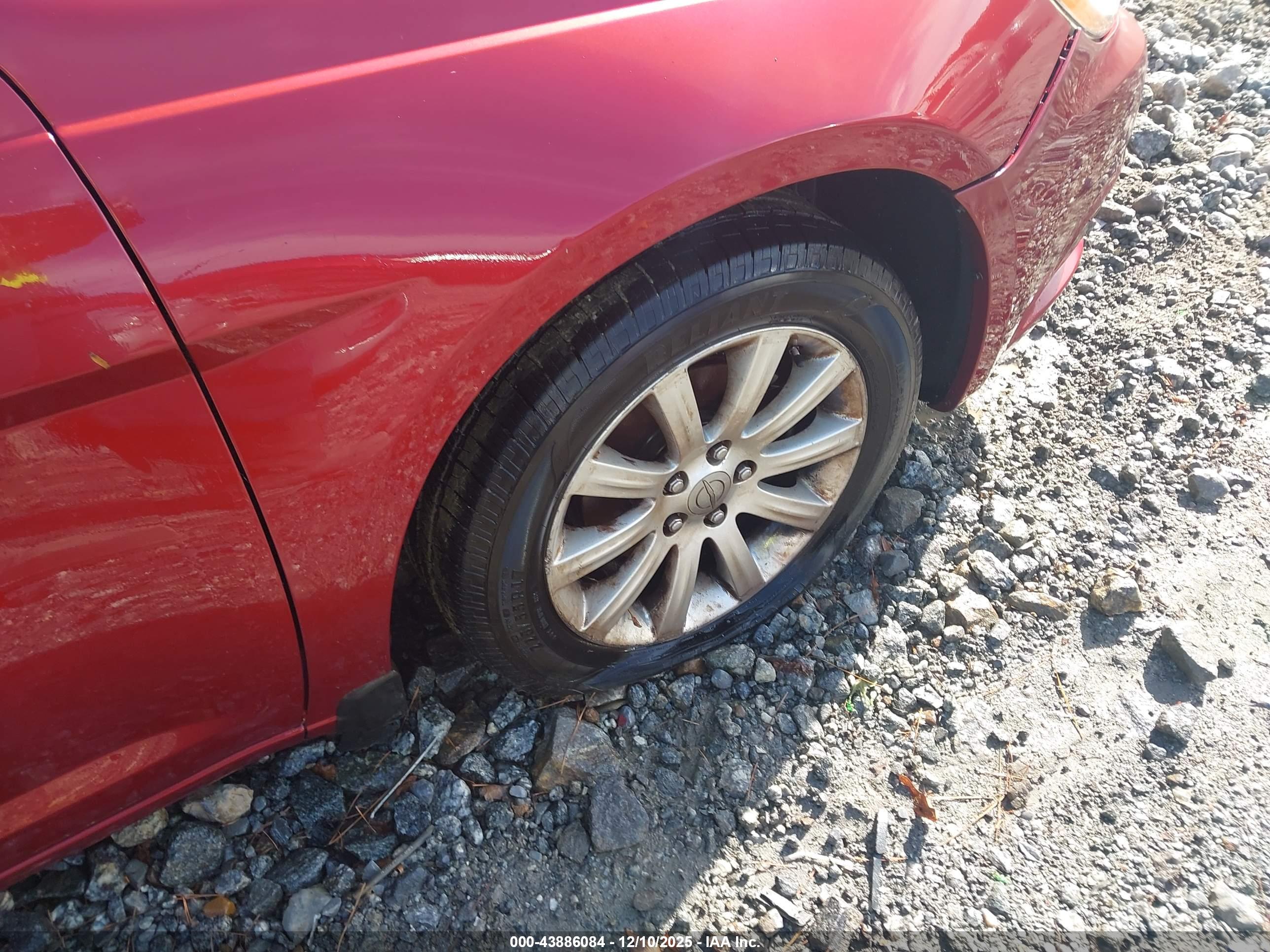 CHRYSLER 200 image 6