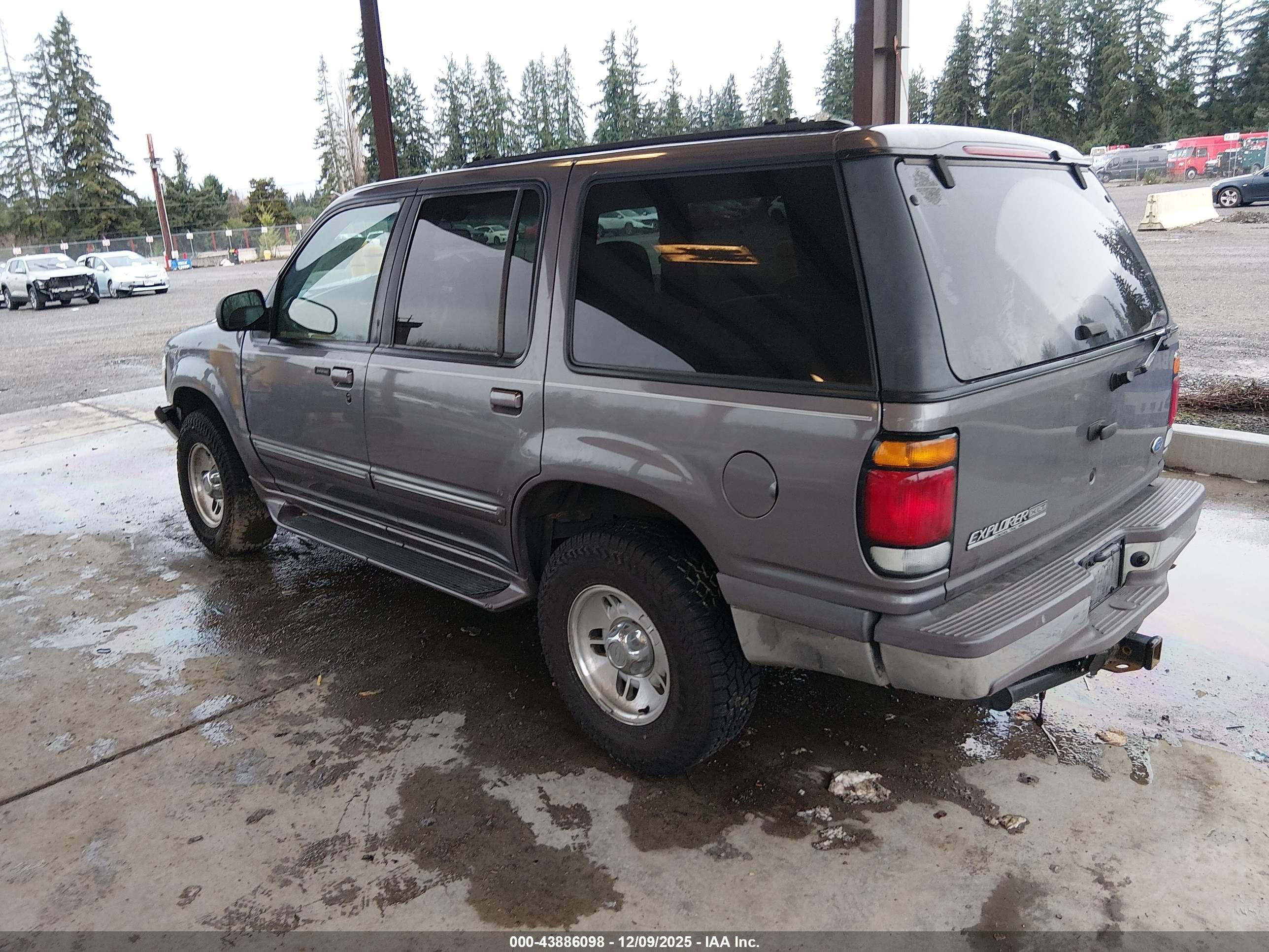 FORD EXPLORER image 3