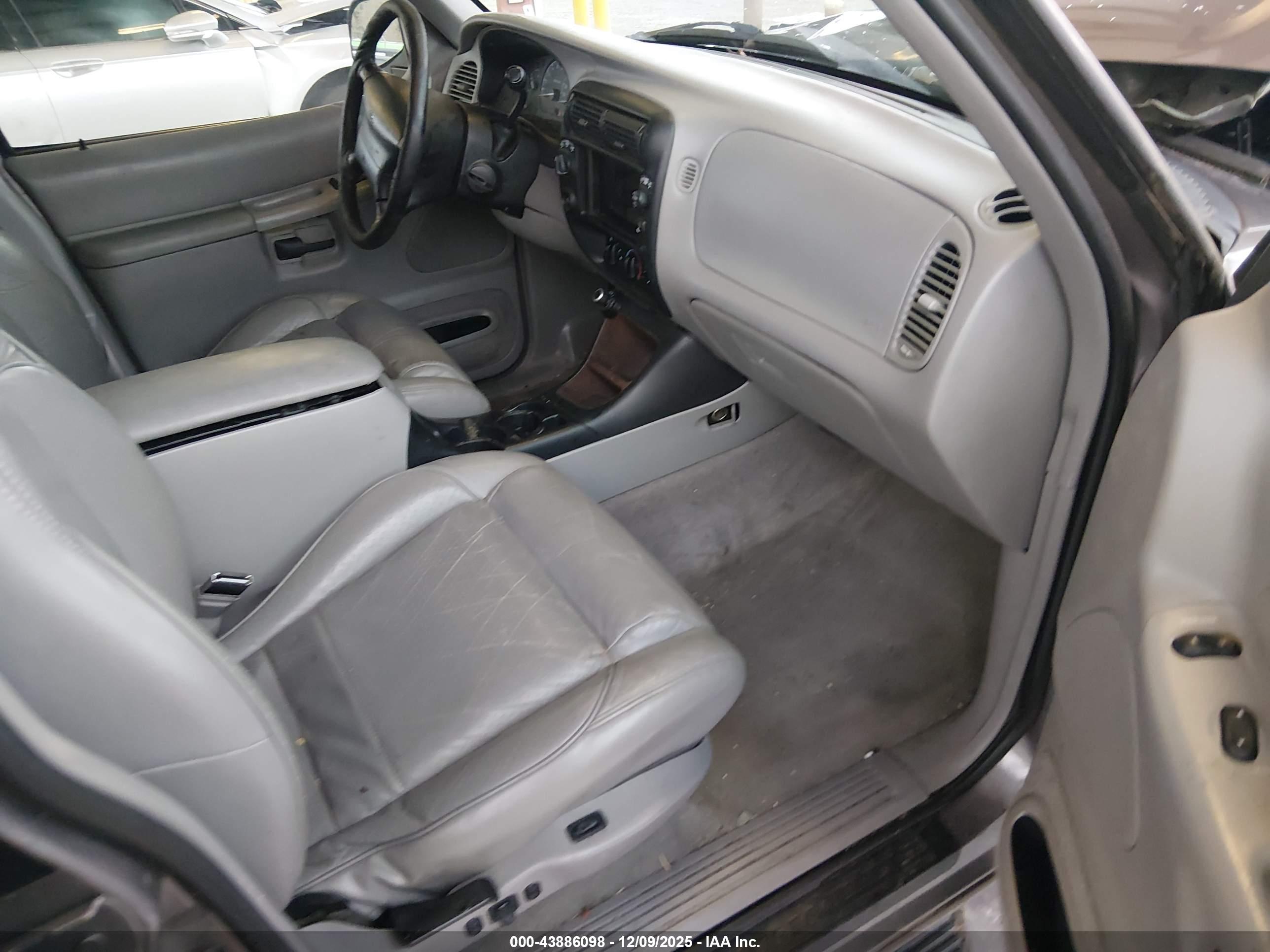 FORD EXPLORER image 5