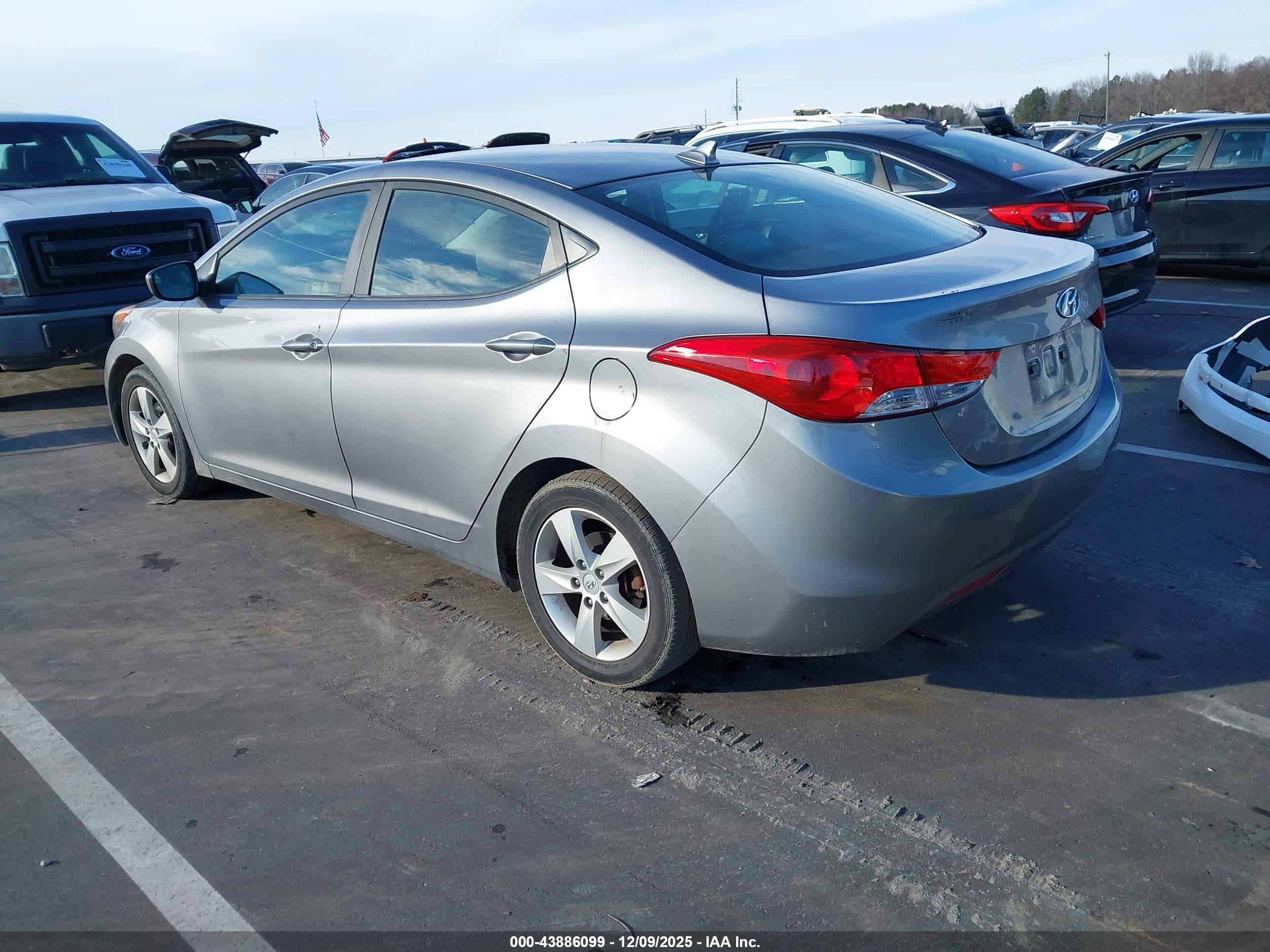 HYUNDAI ELANTRA image 3