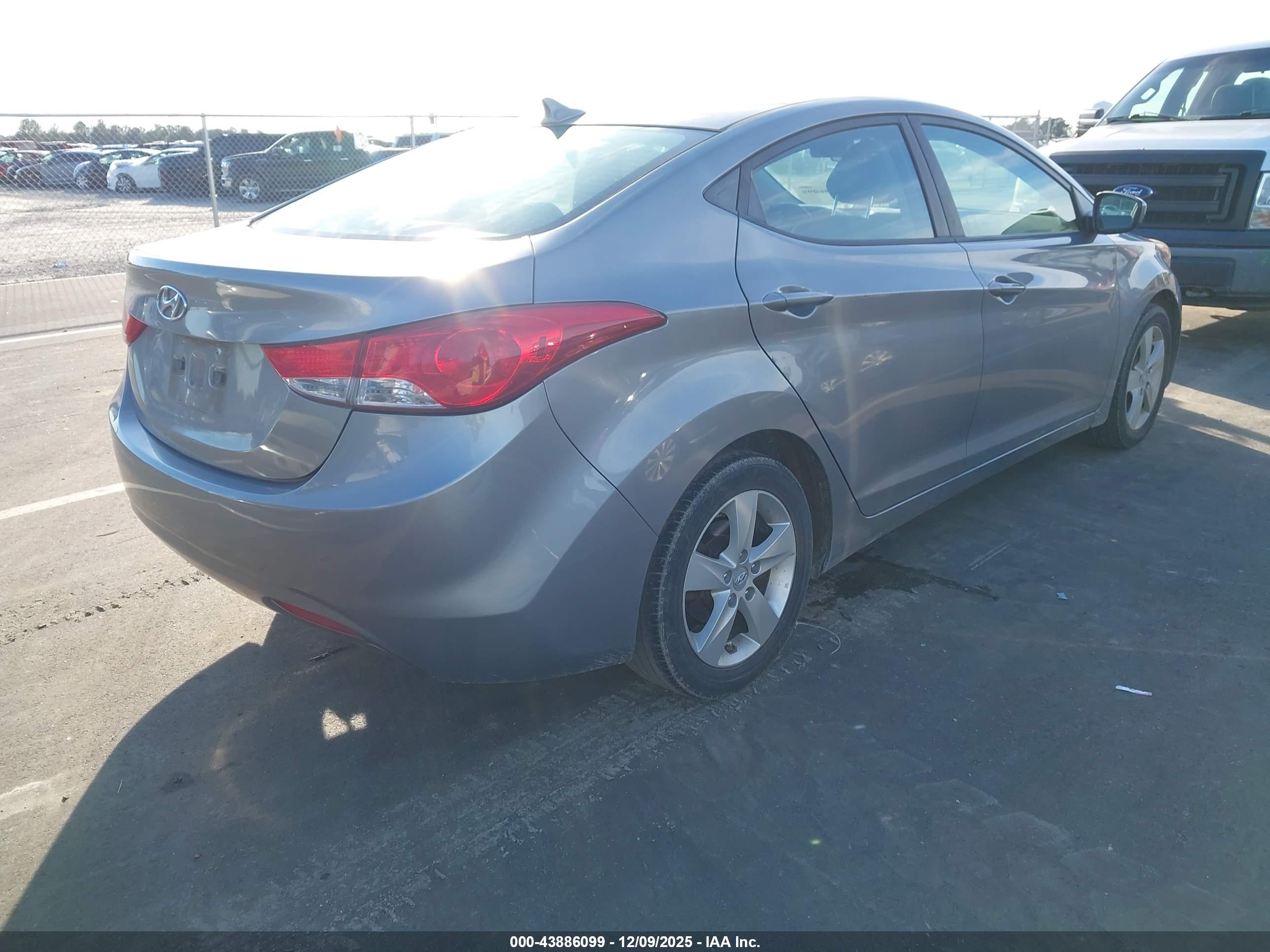 HYUNDAI ELANTRA image 4