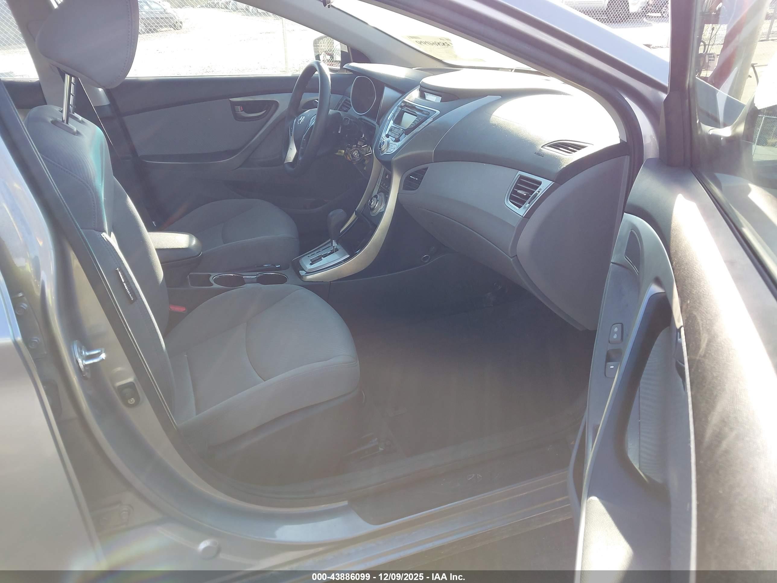 HYUNDAI ELANTRA image 5