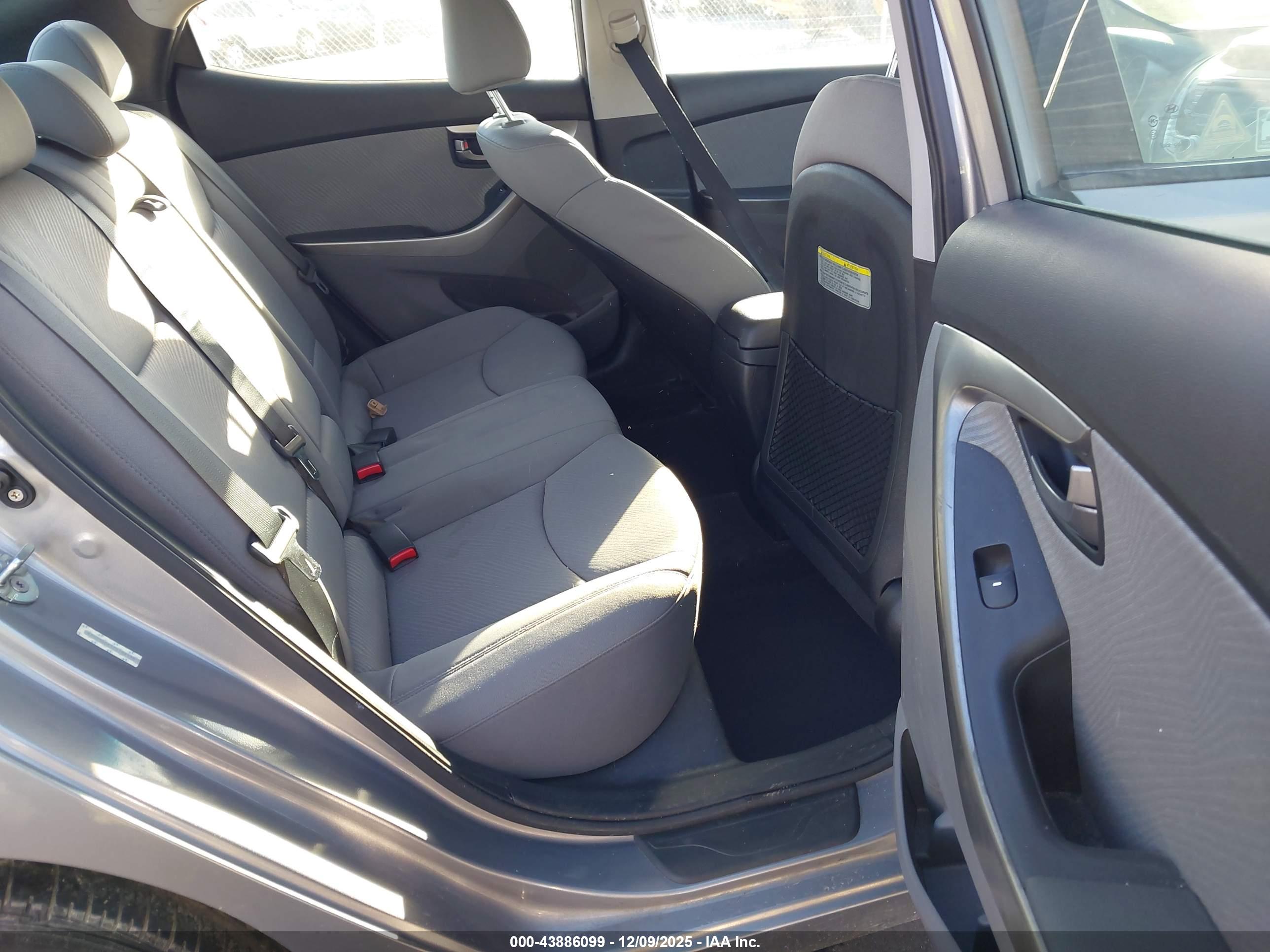 HYUNDAI ELANTRA image 8