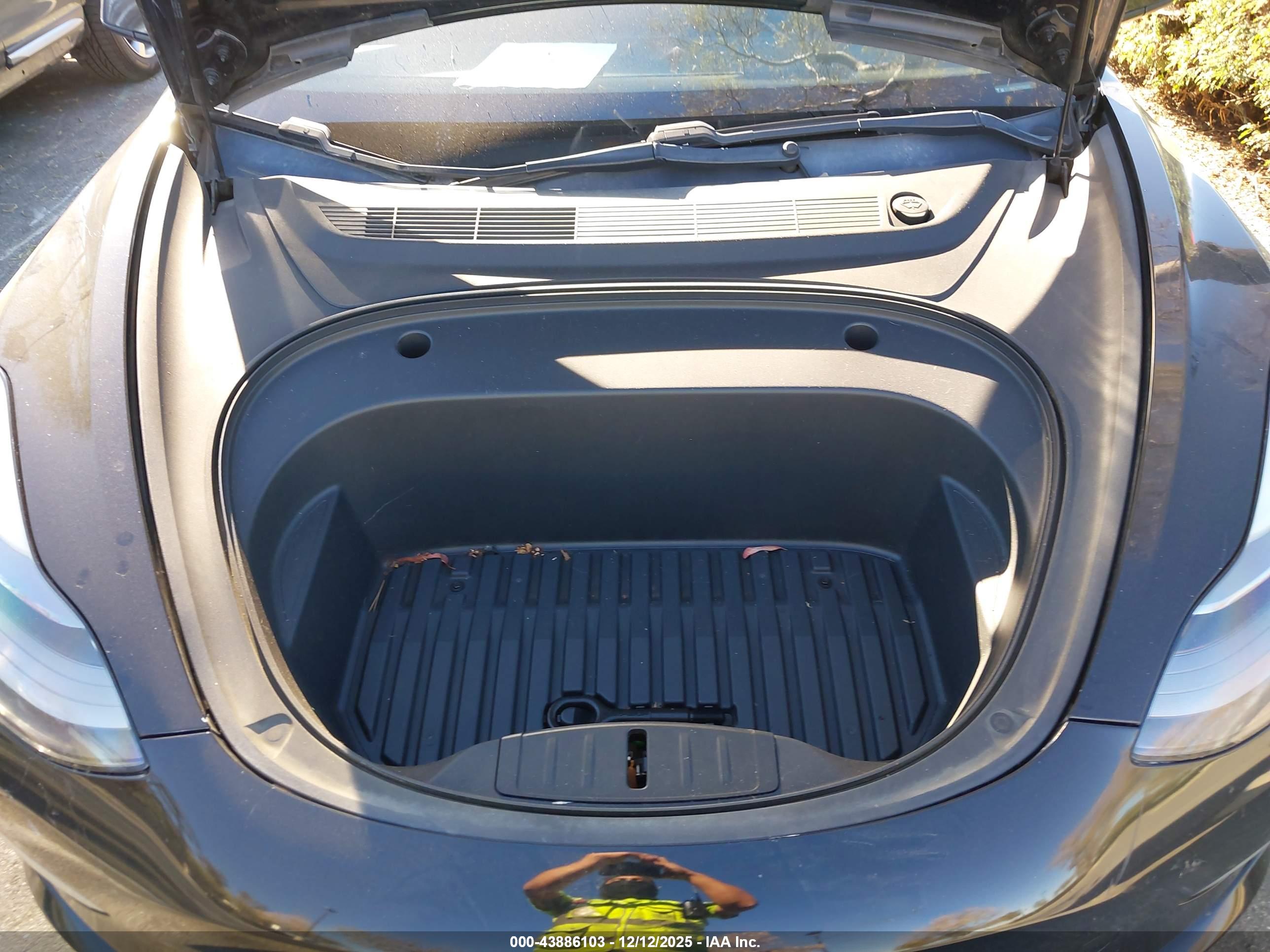 TESLA MODEL image 10