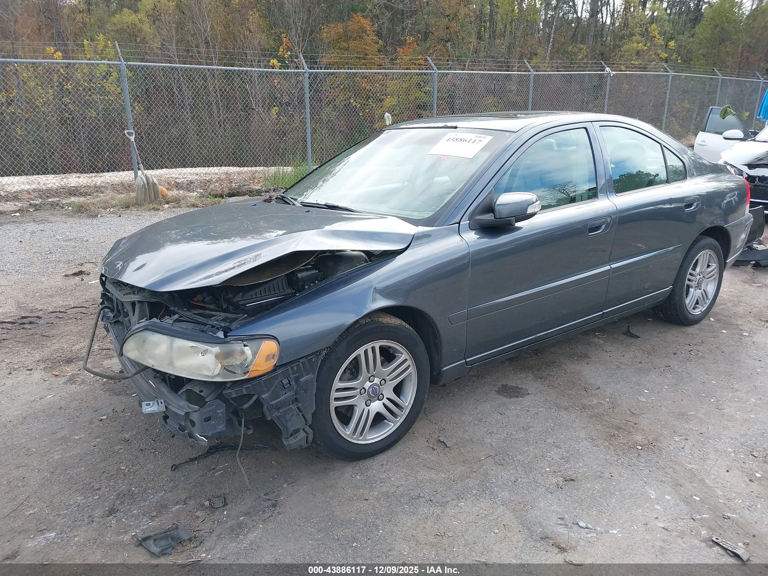 VOLVO S60 image 2