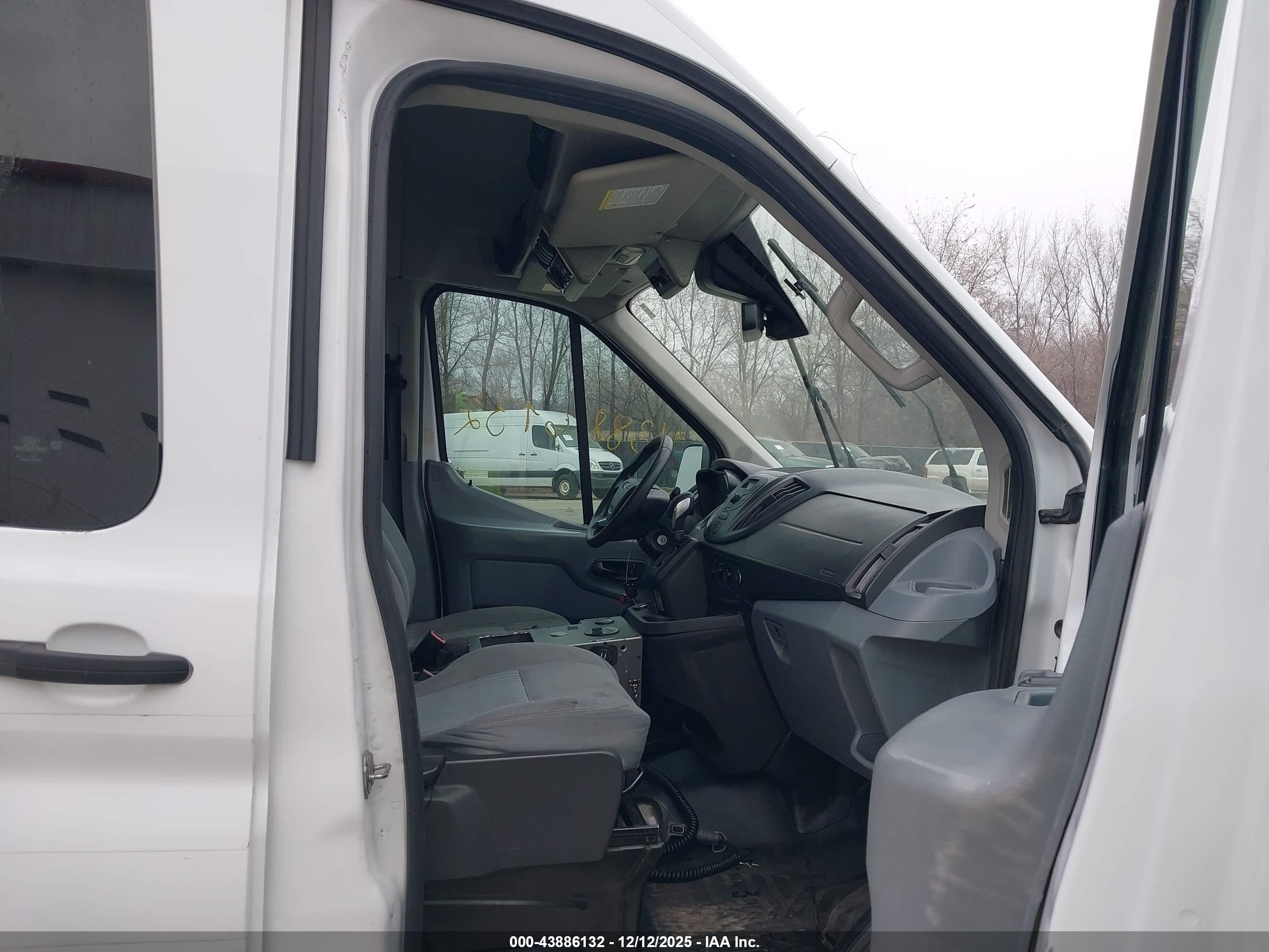 FORD TRANSIT-250 image 5