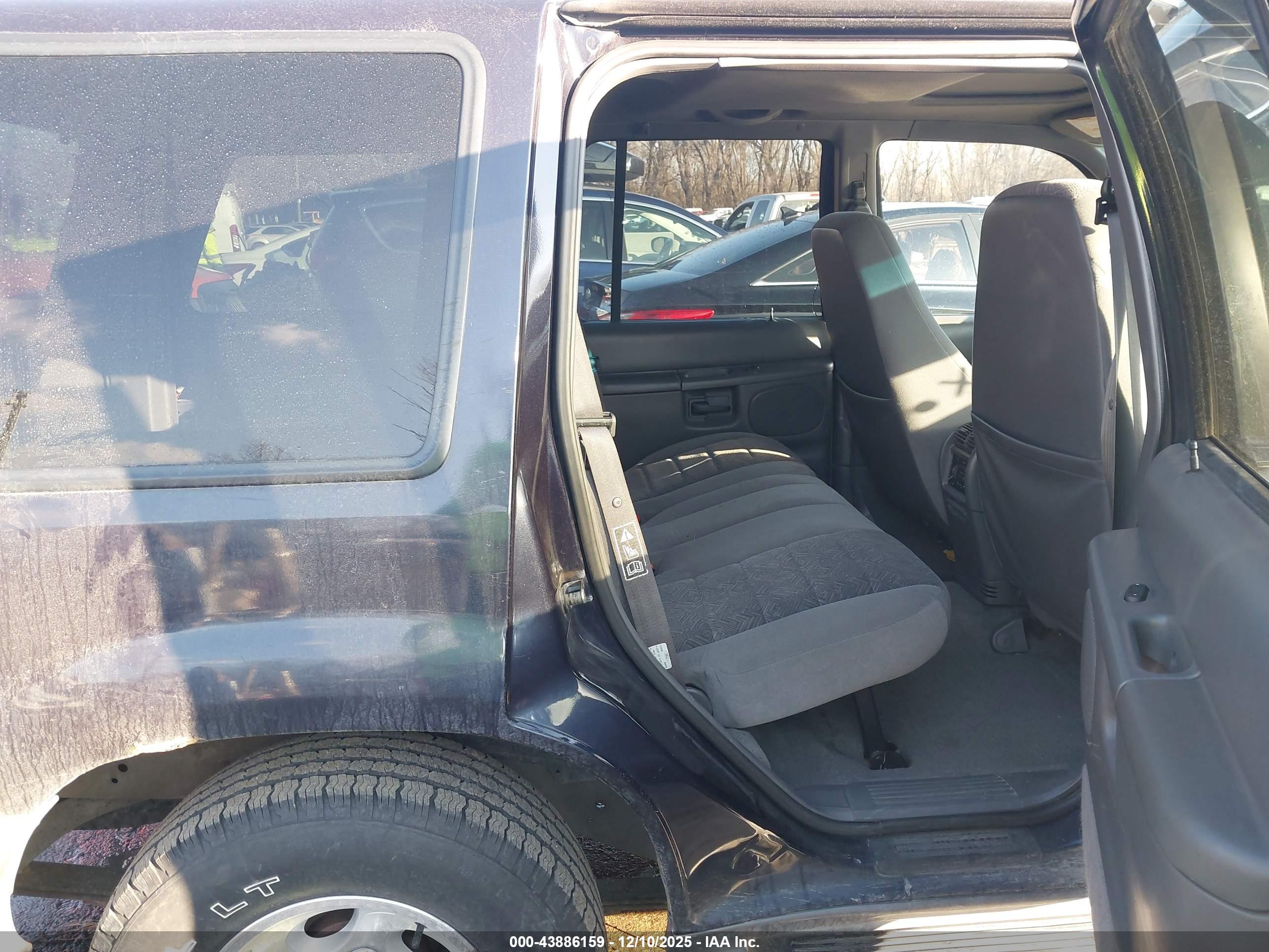 FORD EXPLORER image 8