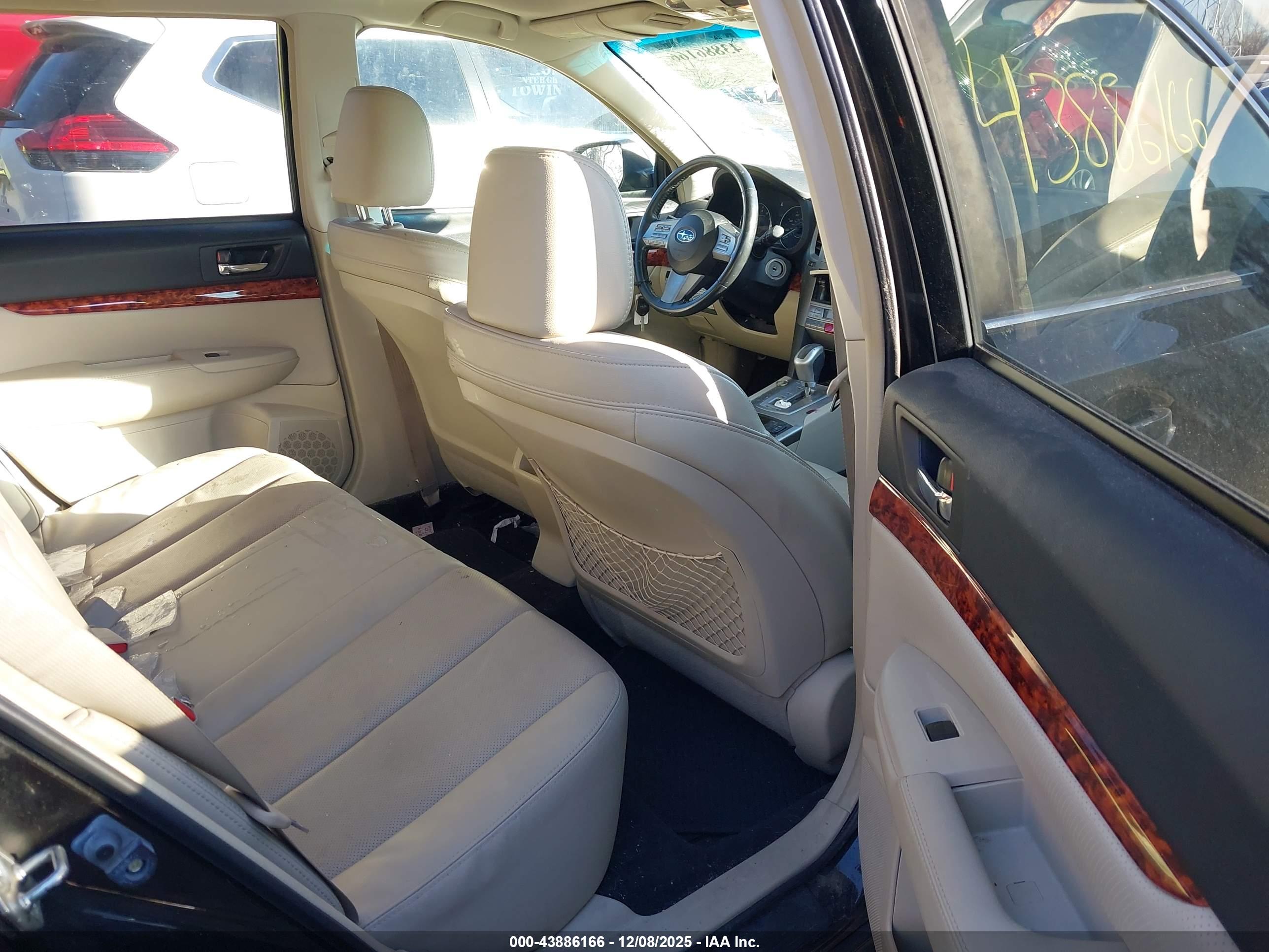 SUBARU OUTBACK image 8