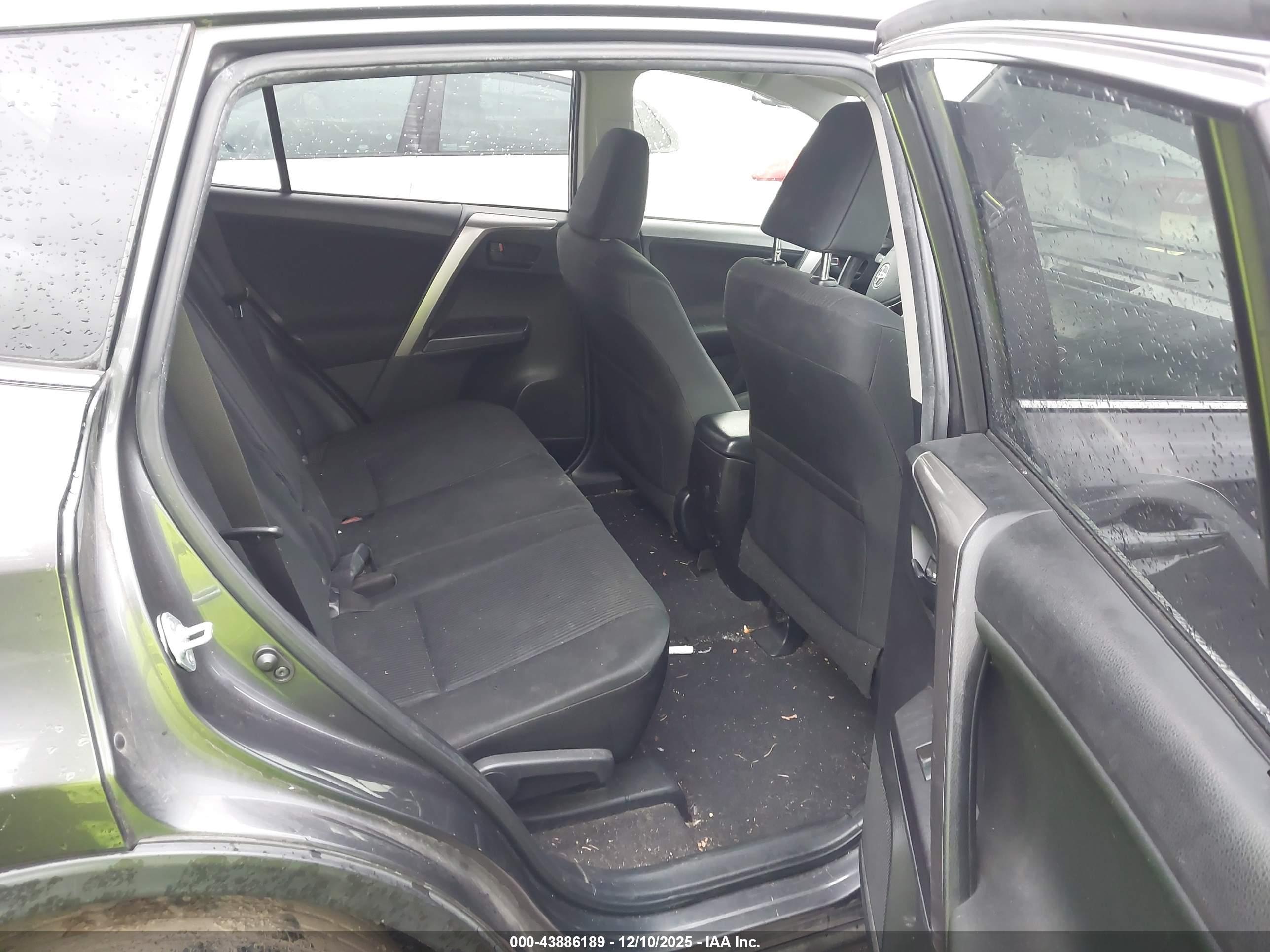 TOYOTA RAV4 image 8