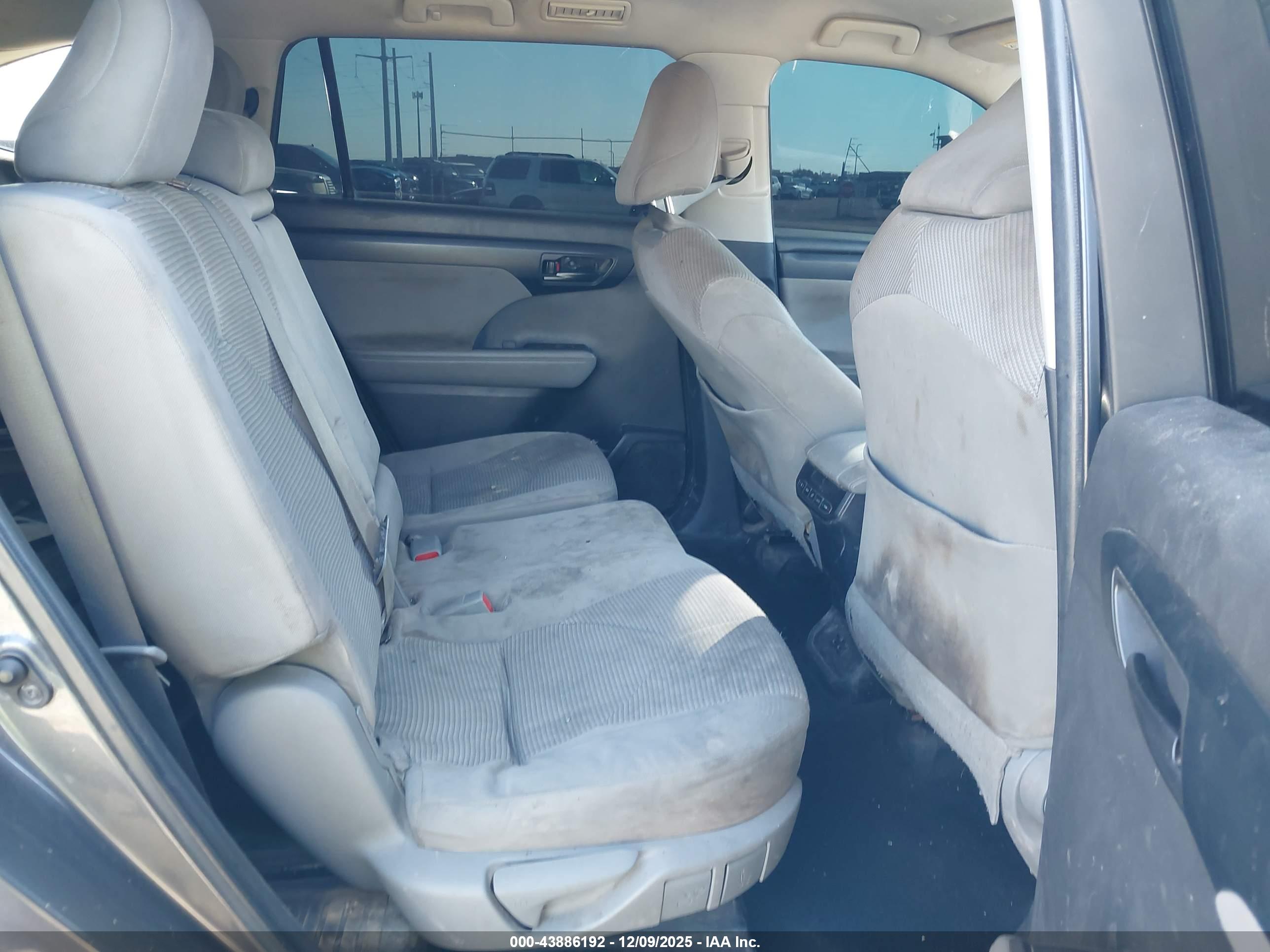 TOYOTA HIGHLANDER image 8