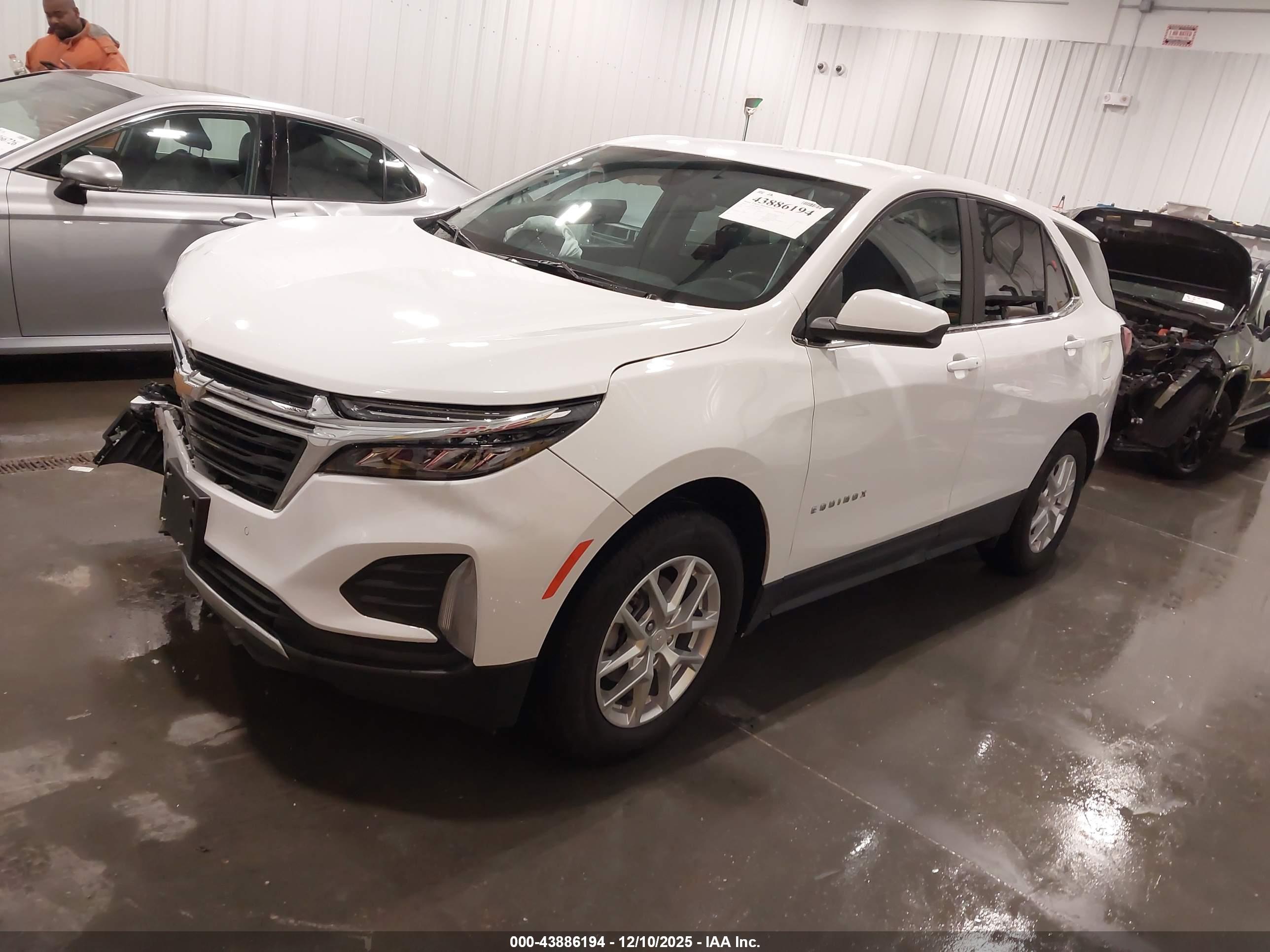 CHEVROLET EQUINOX image 2