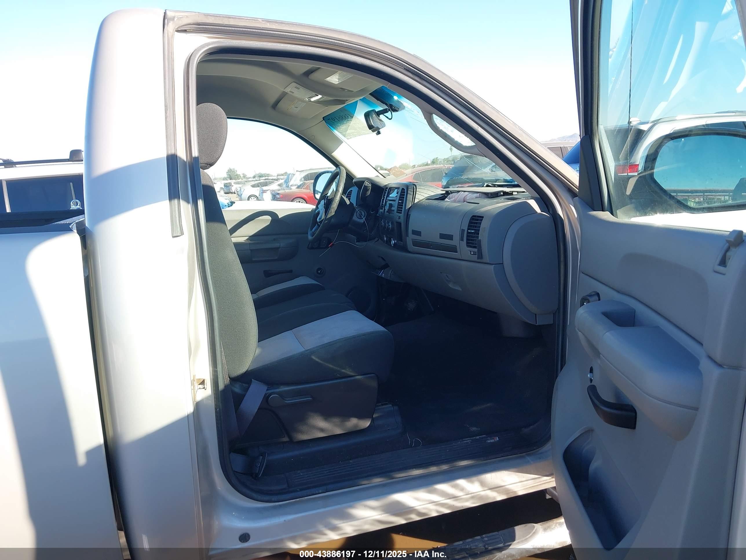 CHEVROLET SILVERADO image 5