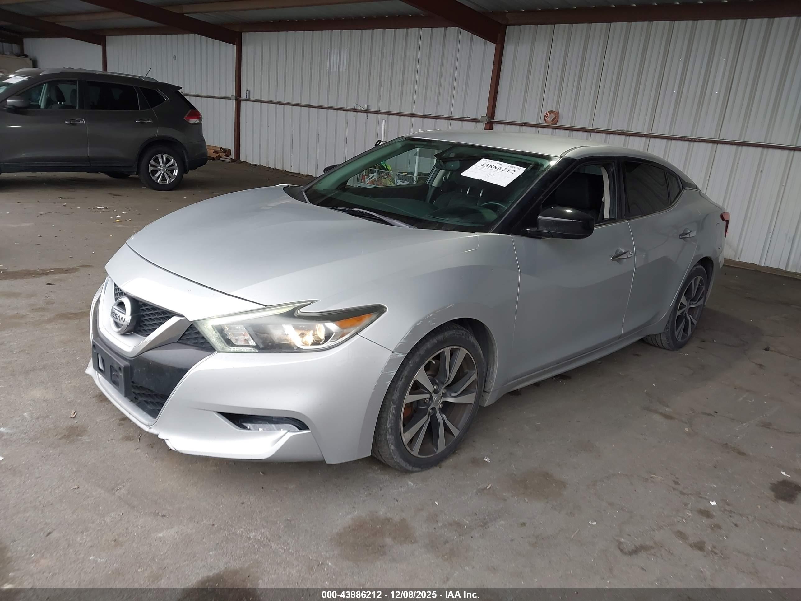 NISSAN MAXIMA image 2
