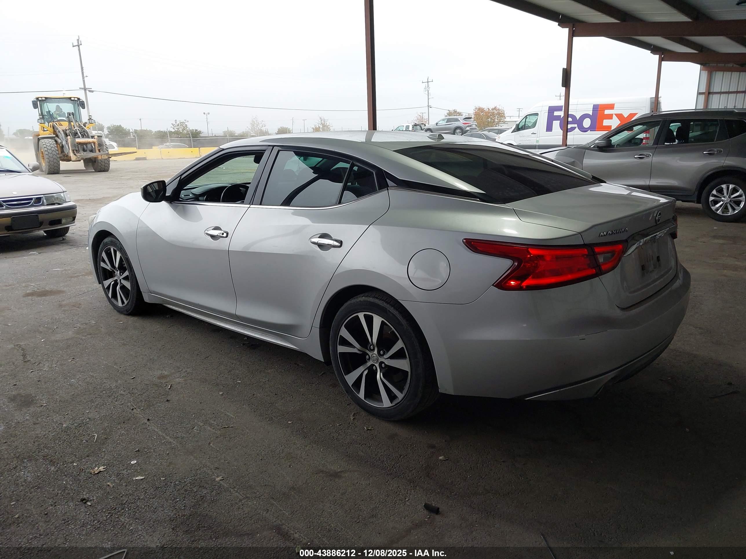 NISSAN MAXIMA image 3