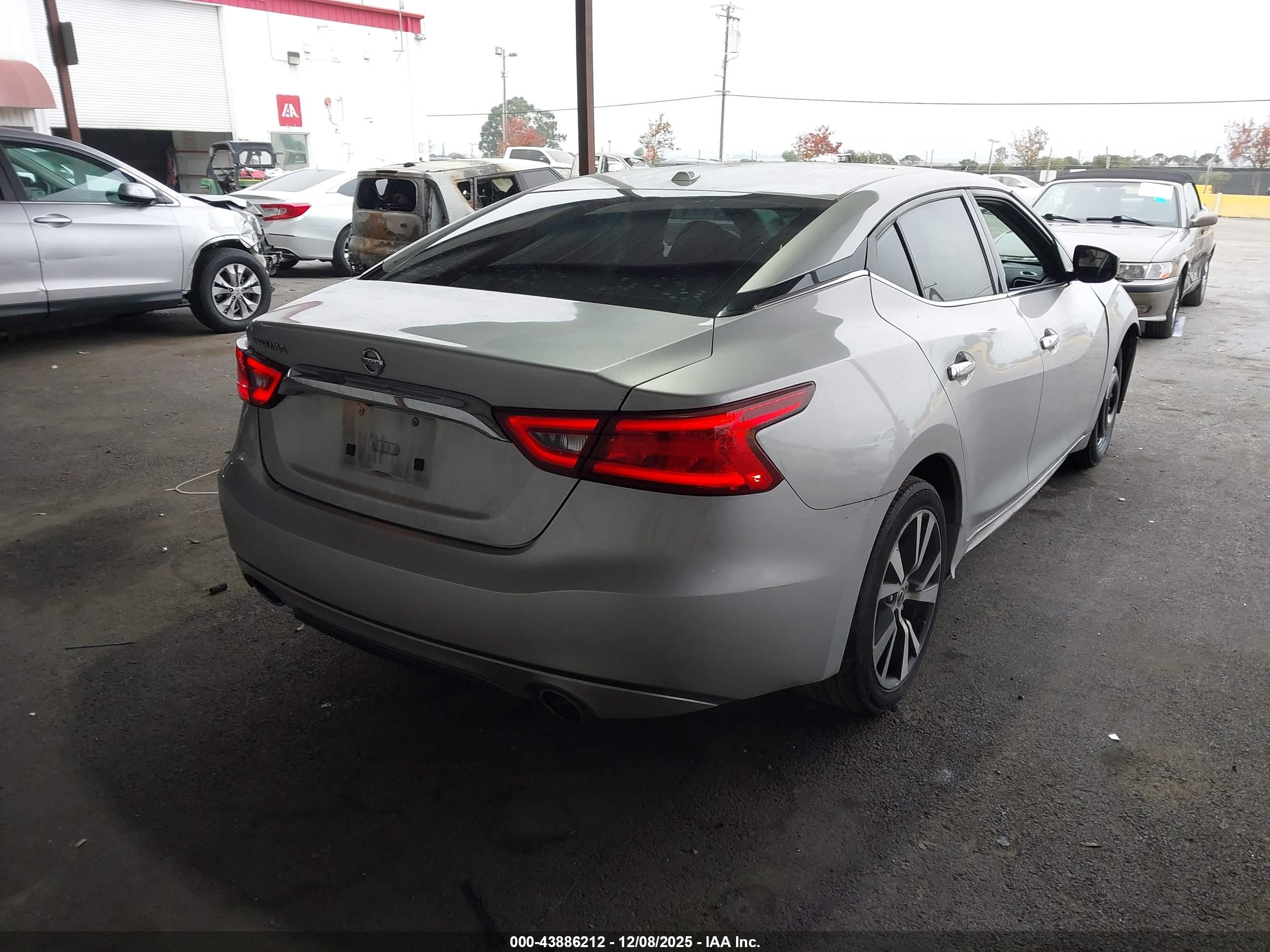 NISSAN MAXIMA image 4