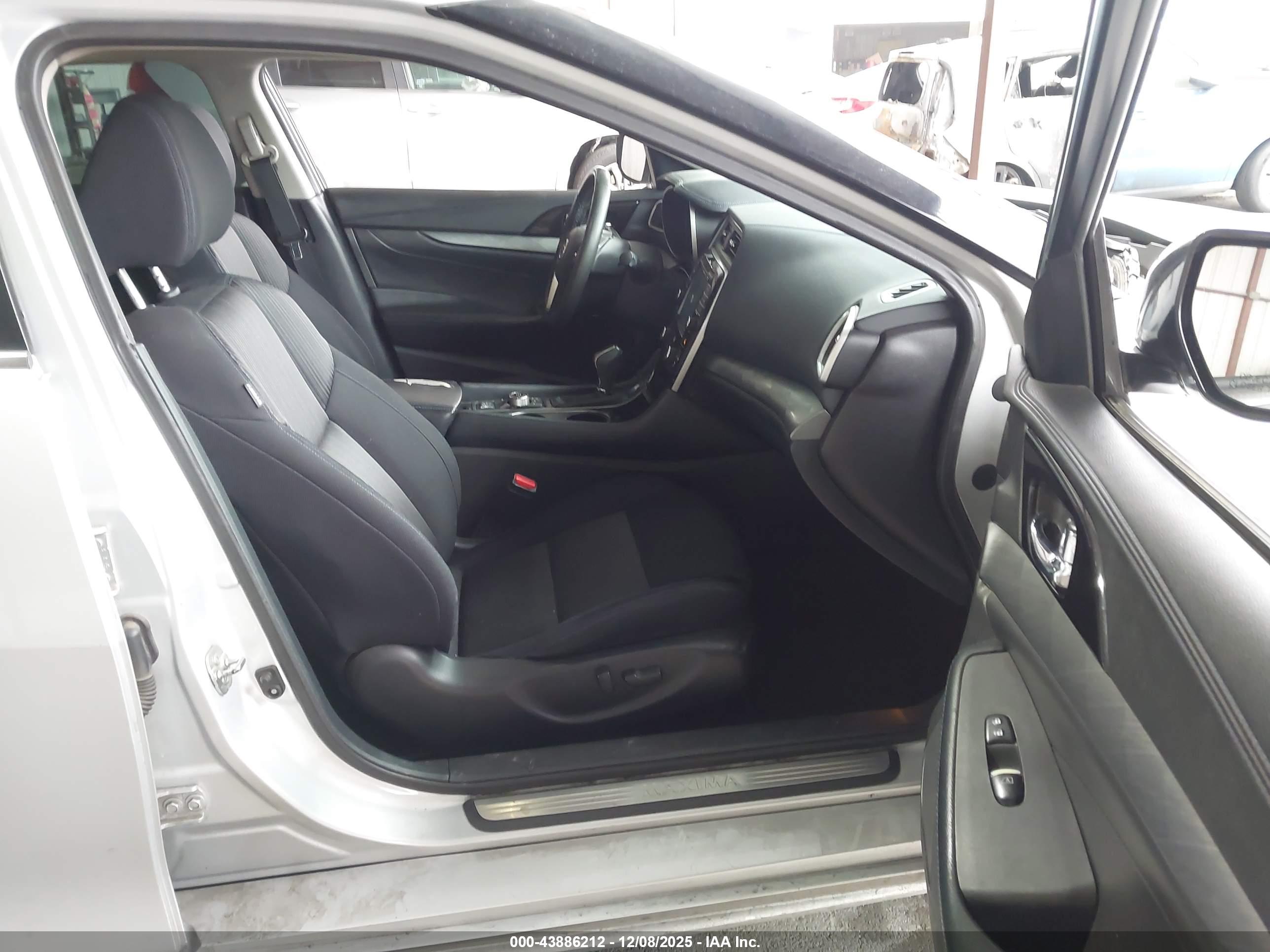 NISSAN MAXIMA image 5