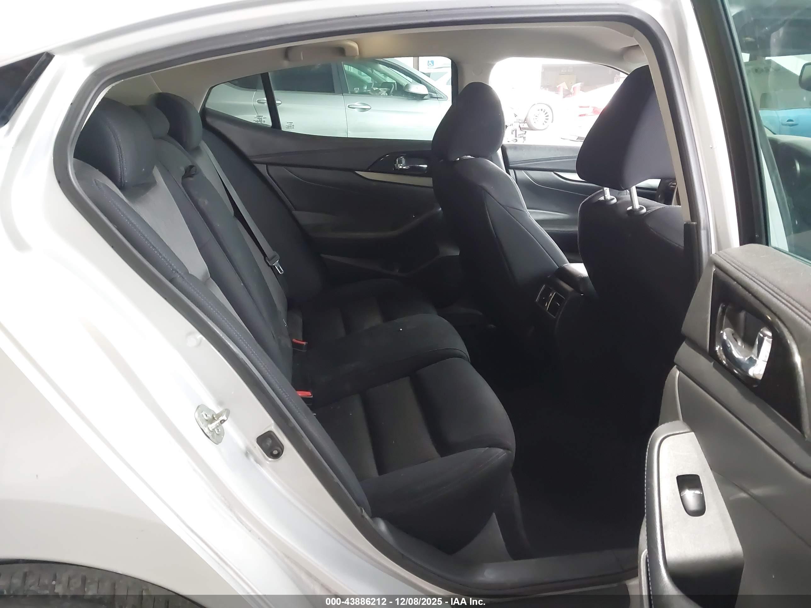 NISSAN MAXIMA image 8