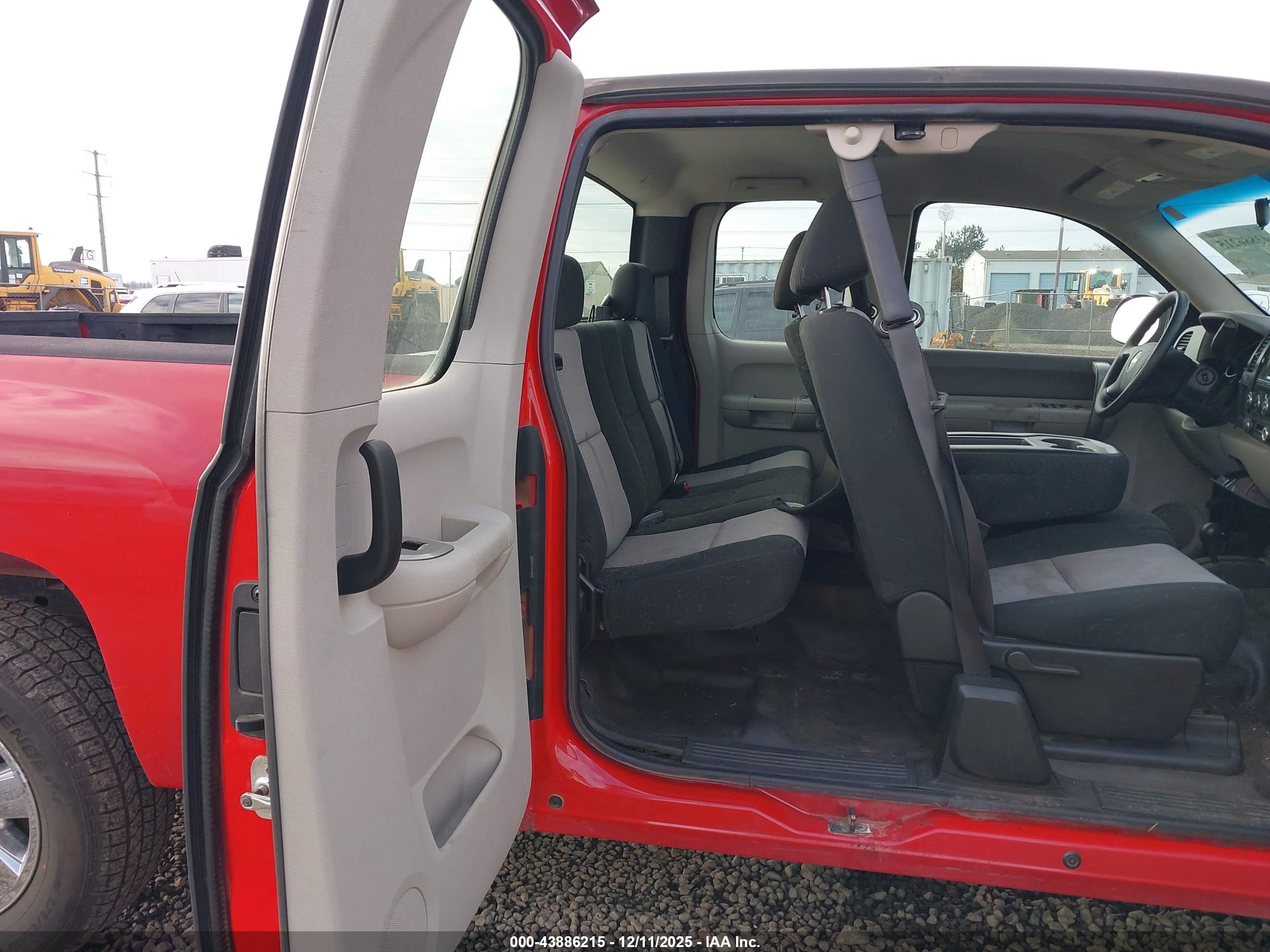 CHEVROLET SILVERADO image 8