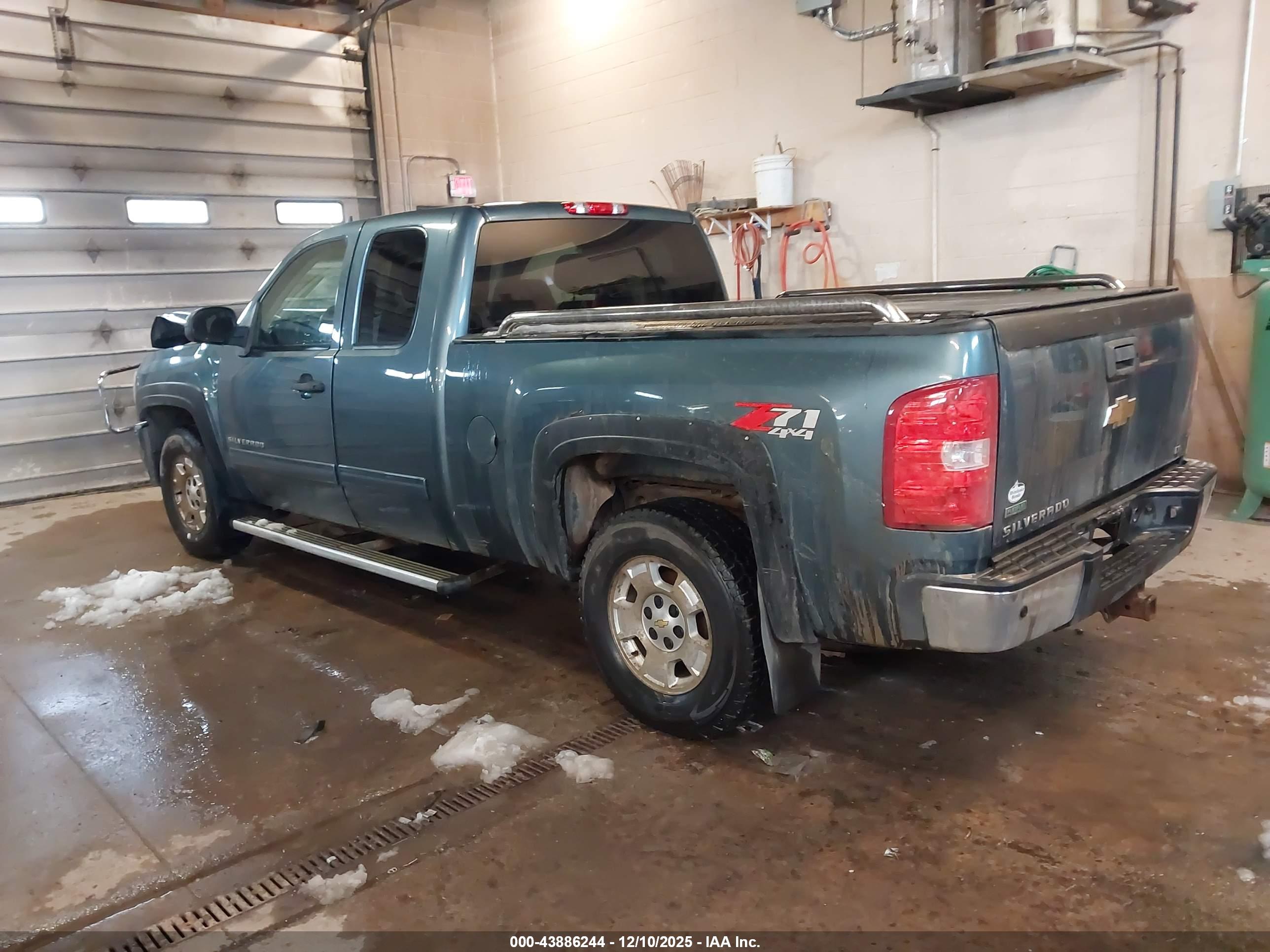 CHEVROLET SILVERADO image 3