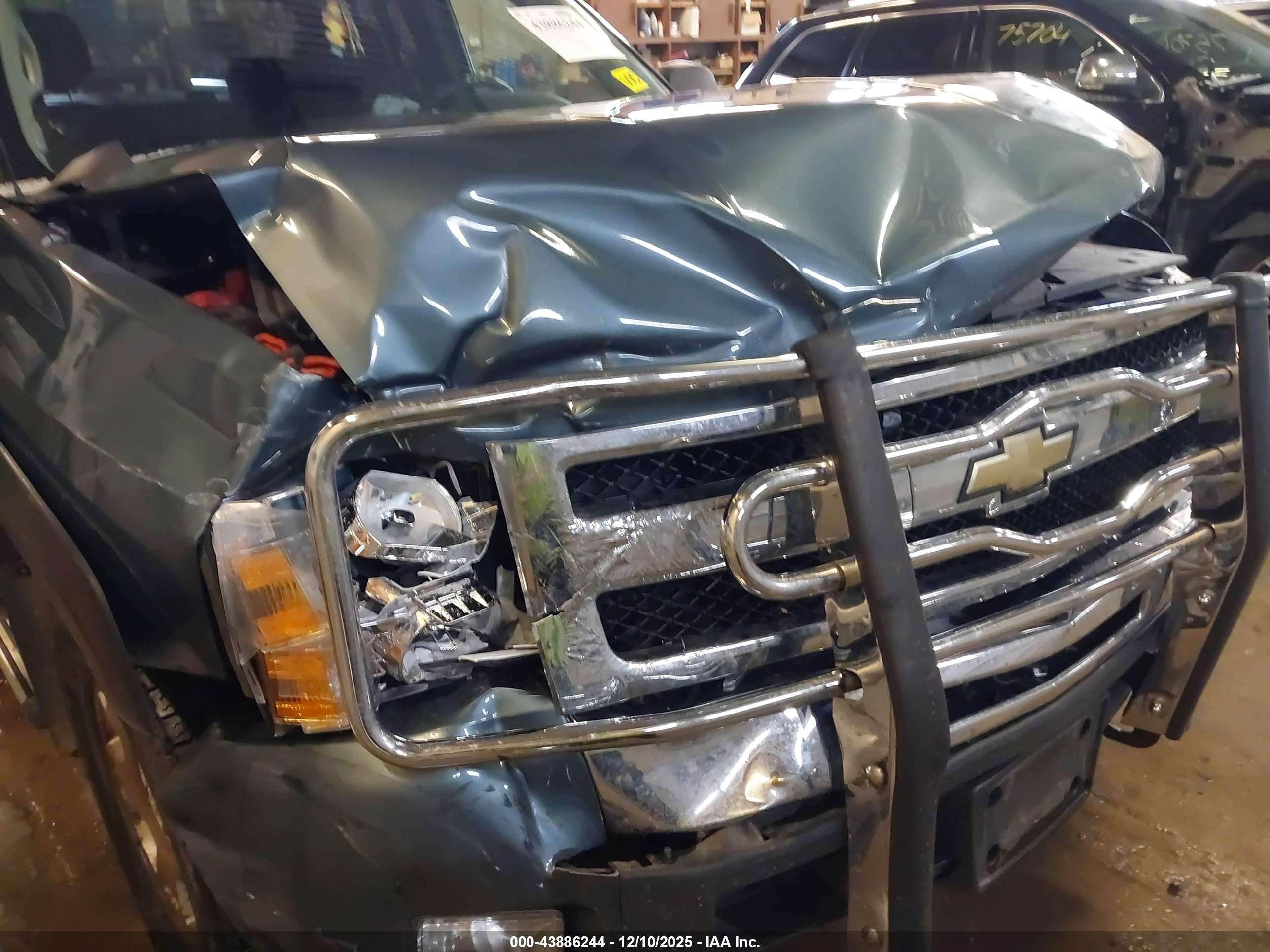 CHEVROLET SILVERADO image 6