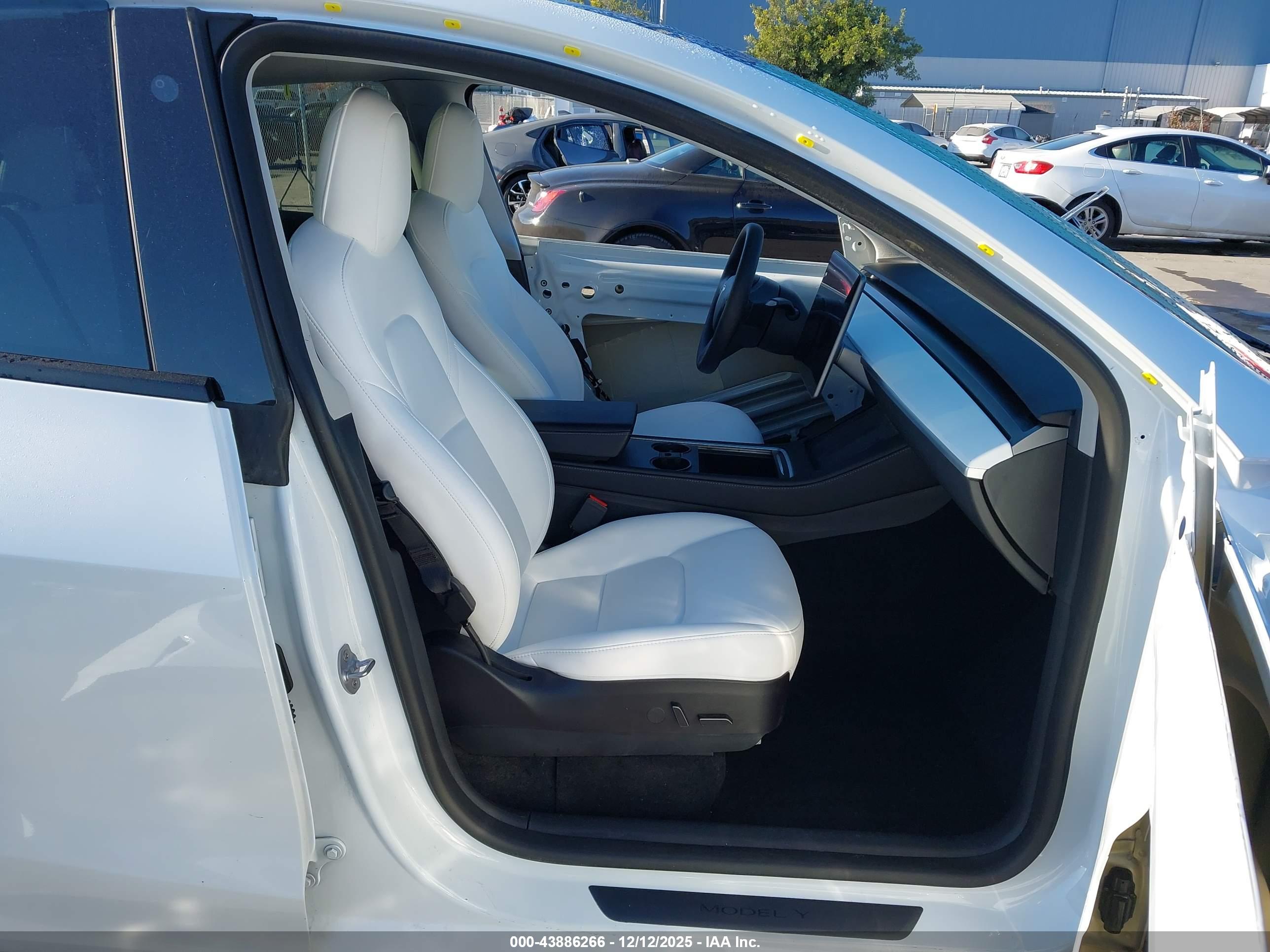 TESLA MODEL image 5