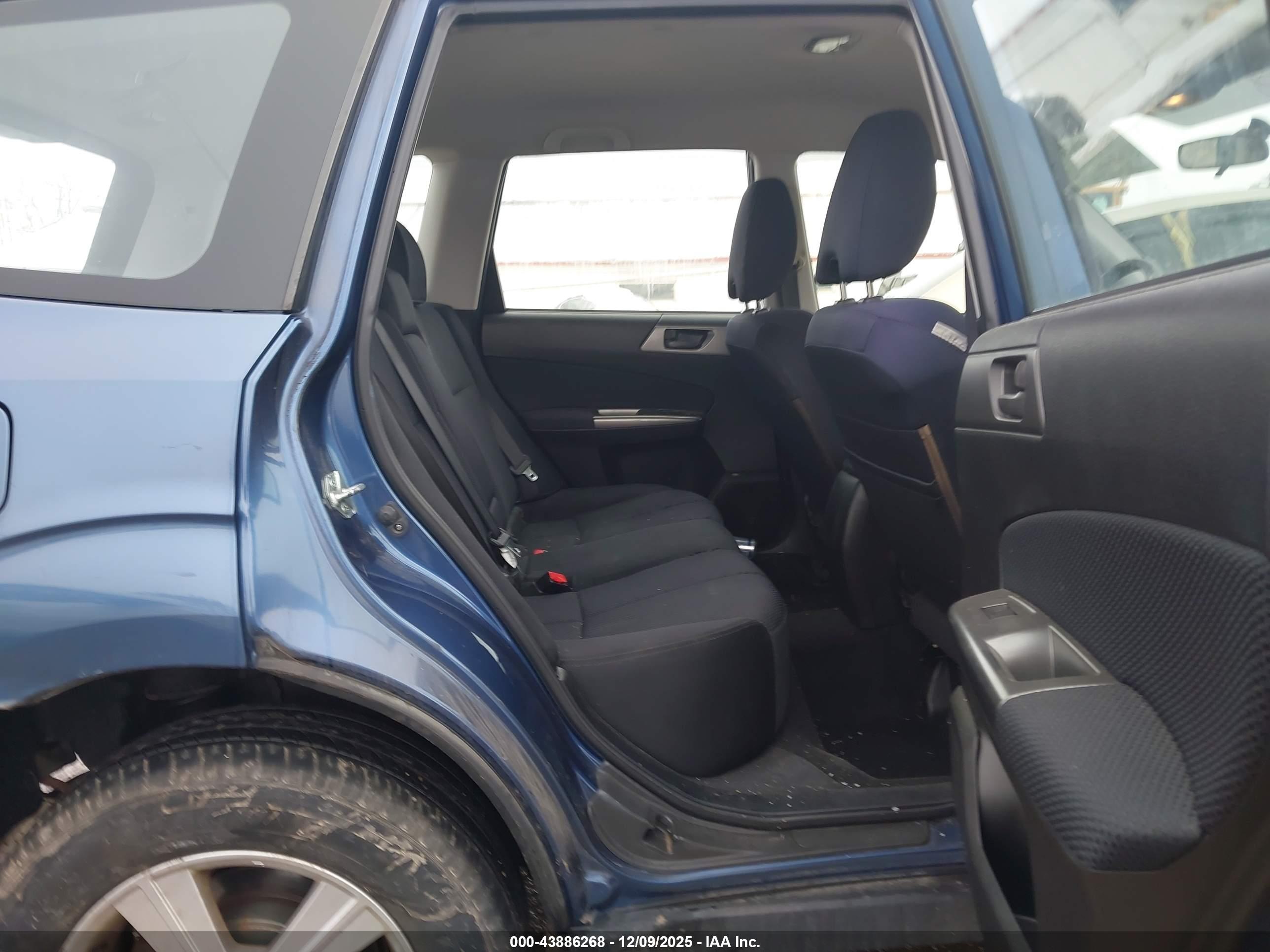 SUBARU FORESTER image 8