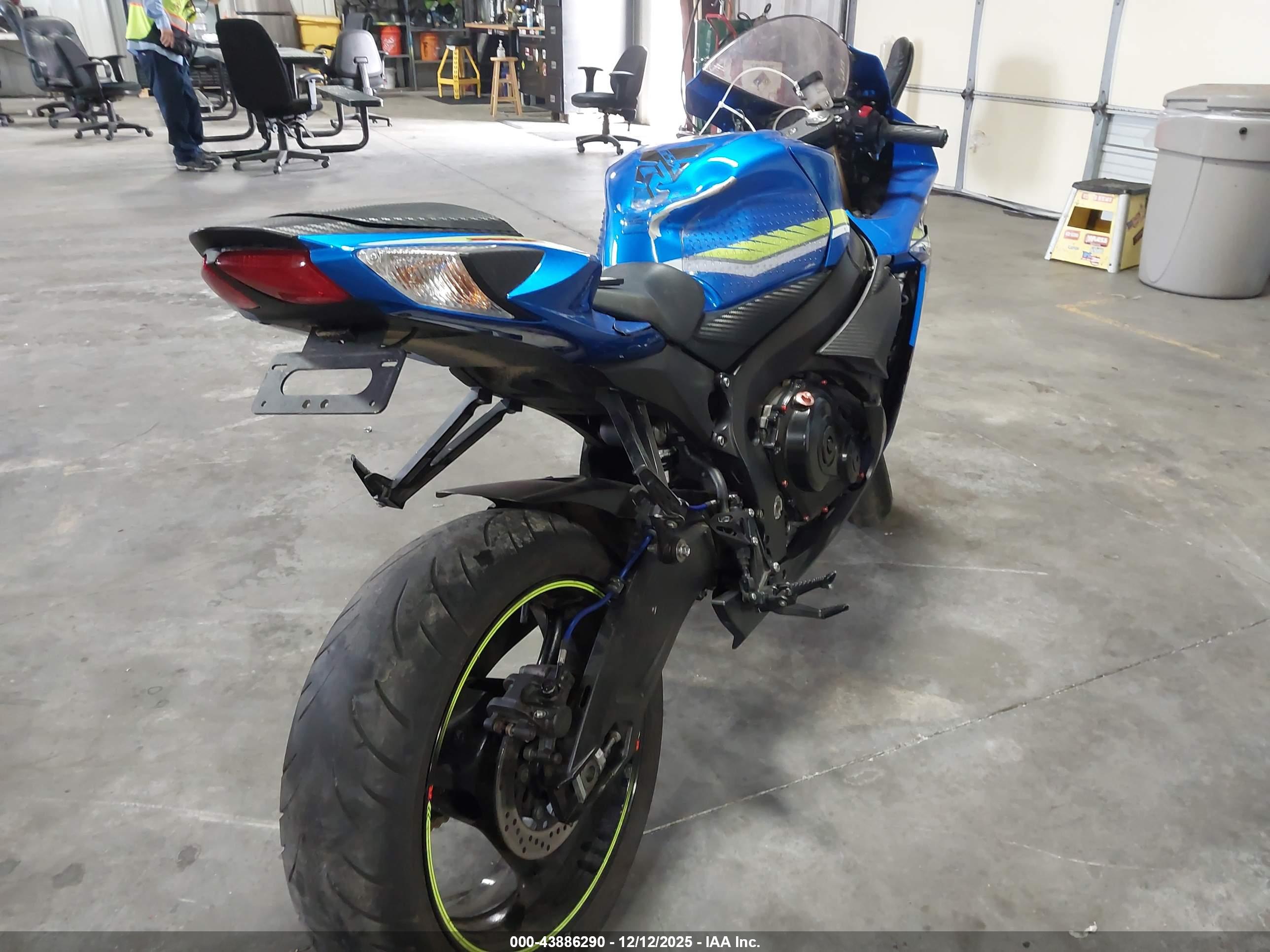SUZUKI GSX-R750 image 4