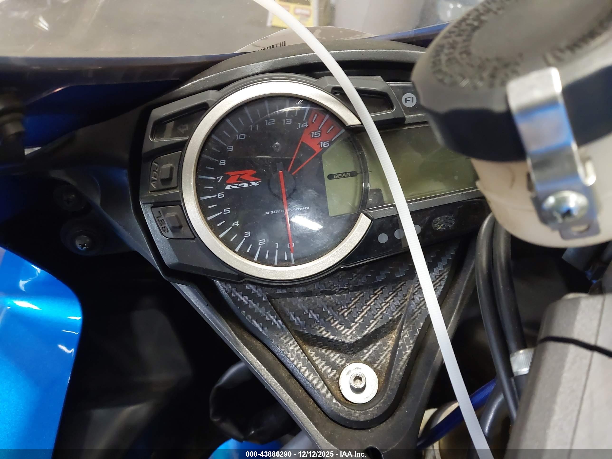 SUZUKI GSX-R750 image 7