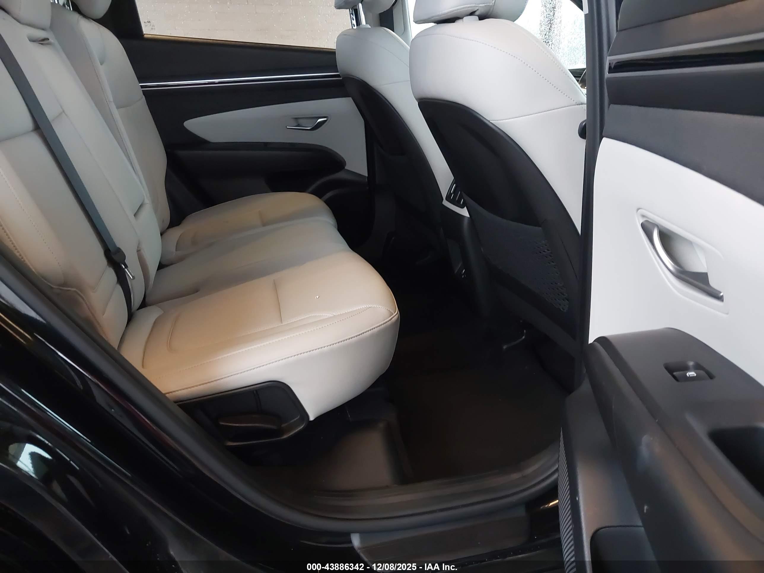 HYUNDAI TUCSON image 8