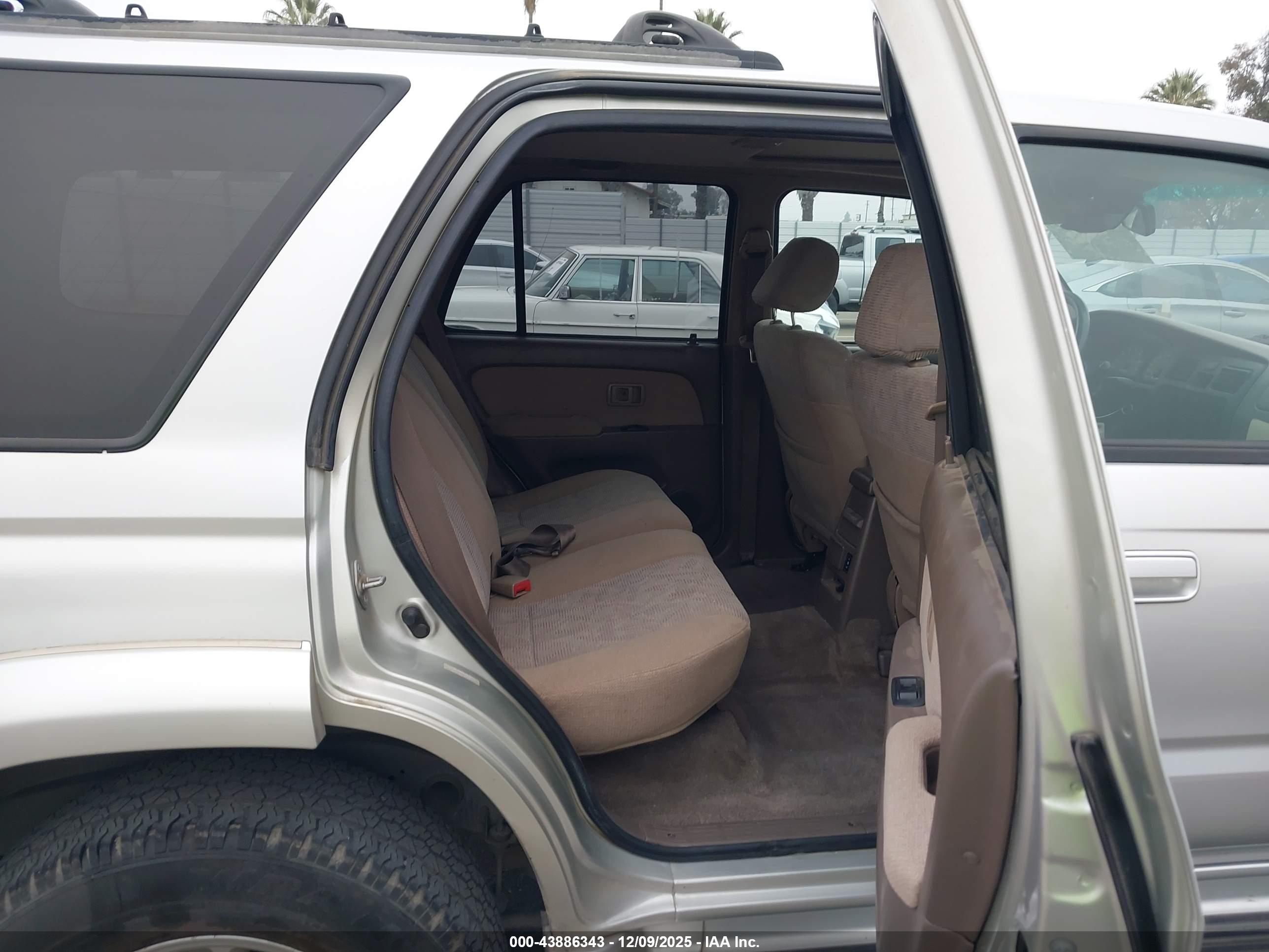 TOYOTA 4RUNNER image 8