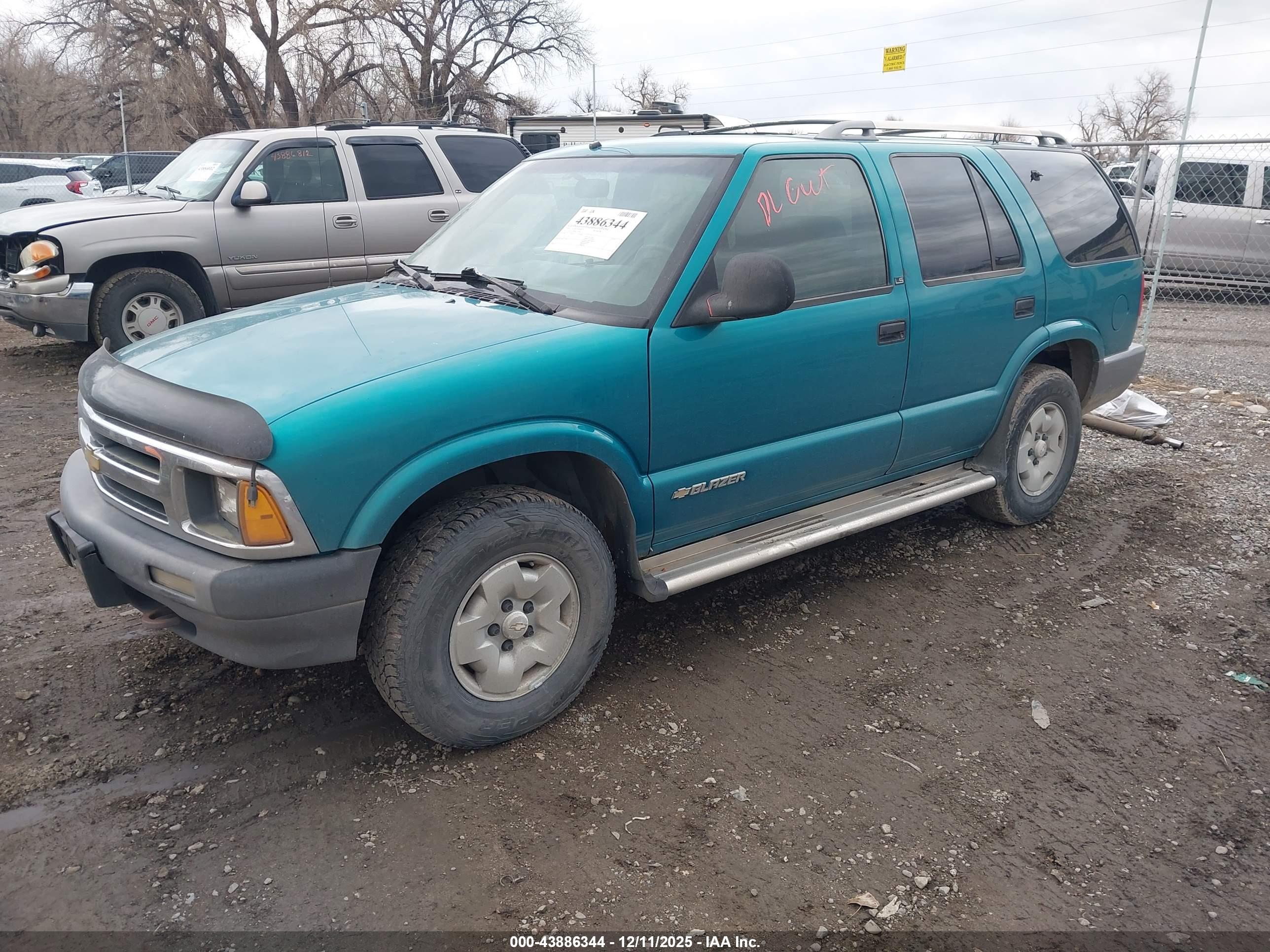 CHEVROLET BLAZER image 2