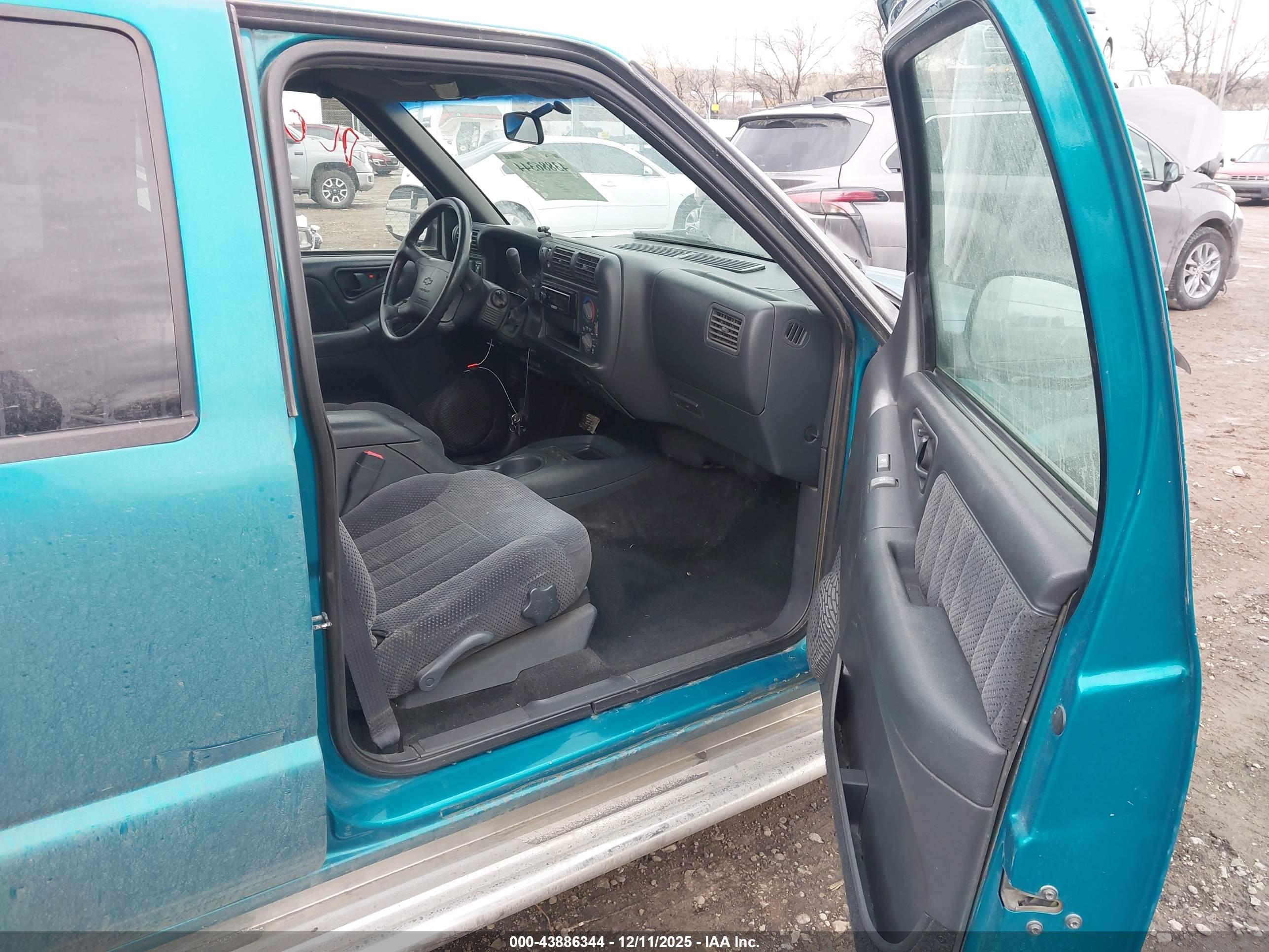 CHEVROLET BLAZER image 5