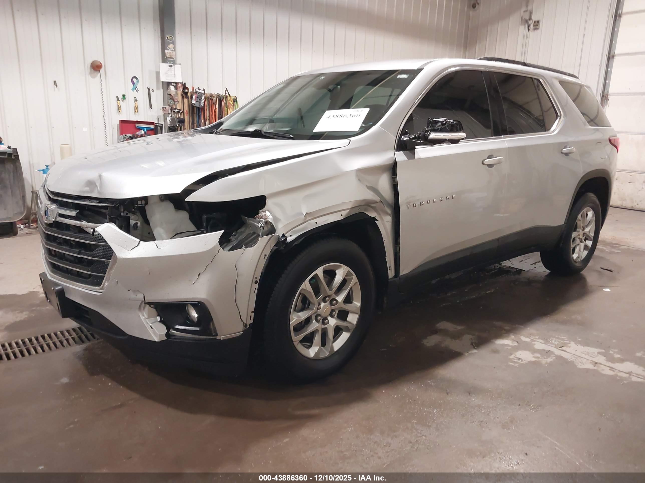 CHEVROLET TRAVERSE image 2
