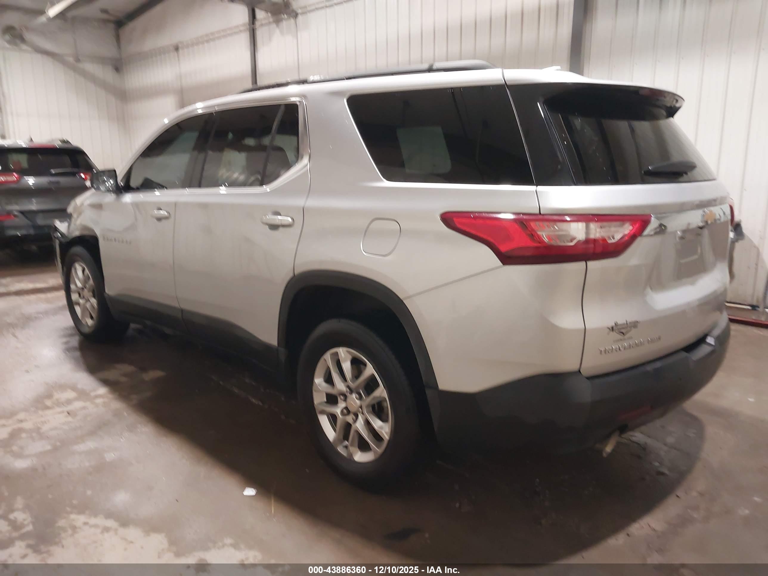 CHEVROLET TRAVERSE image 3