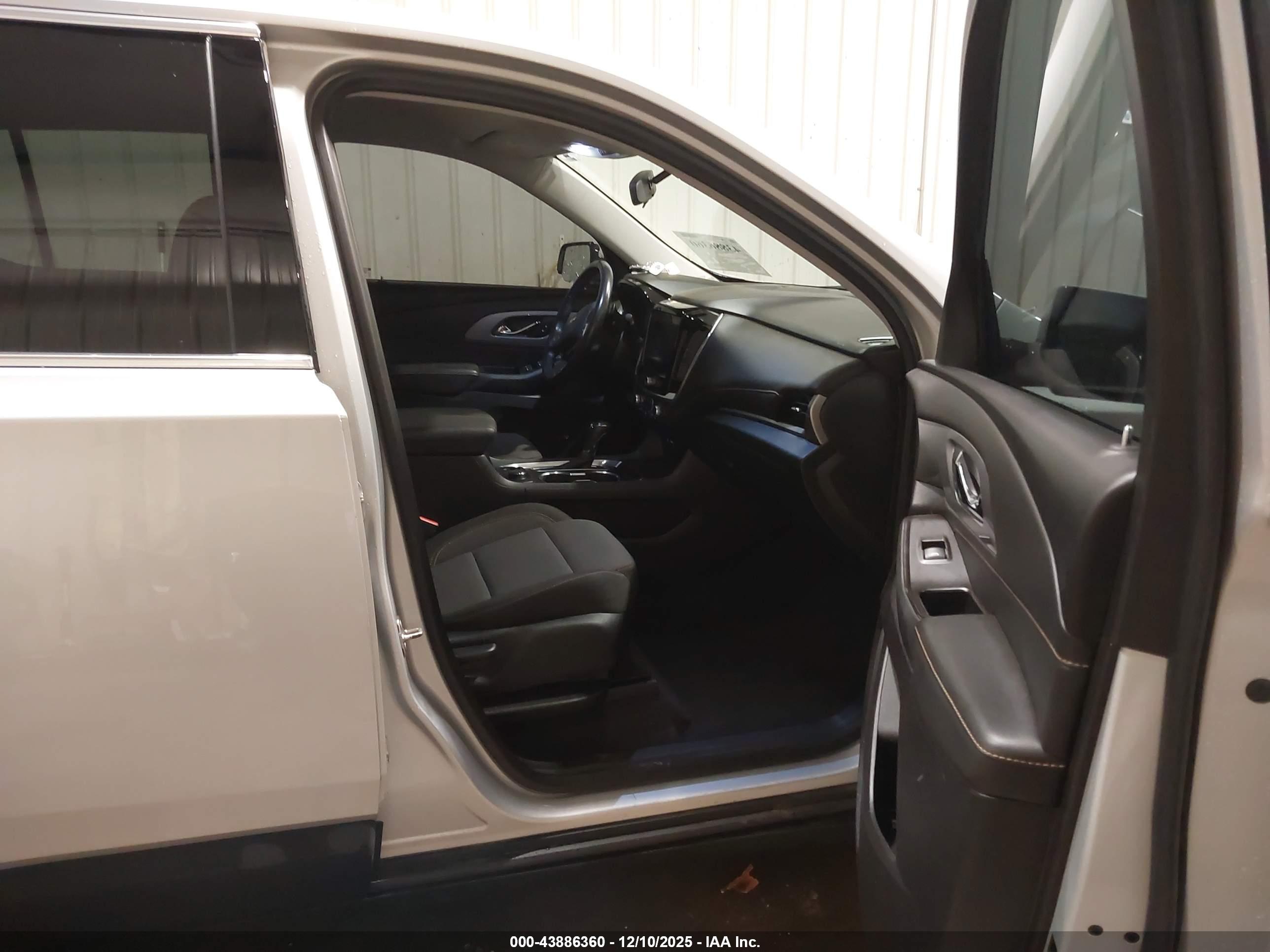 CHEVROLET TRAVERSE image 5