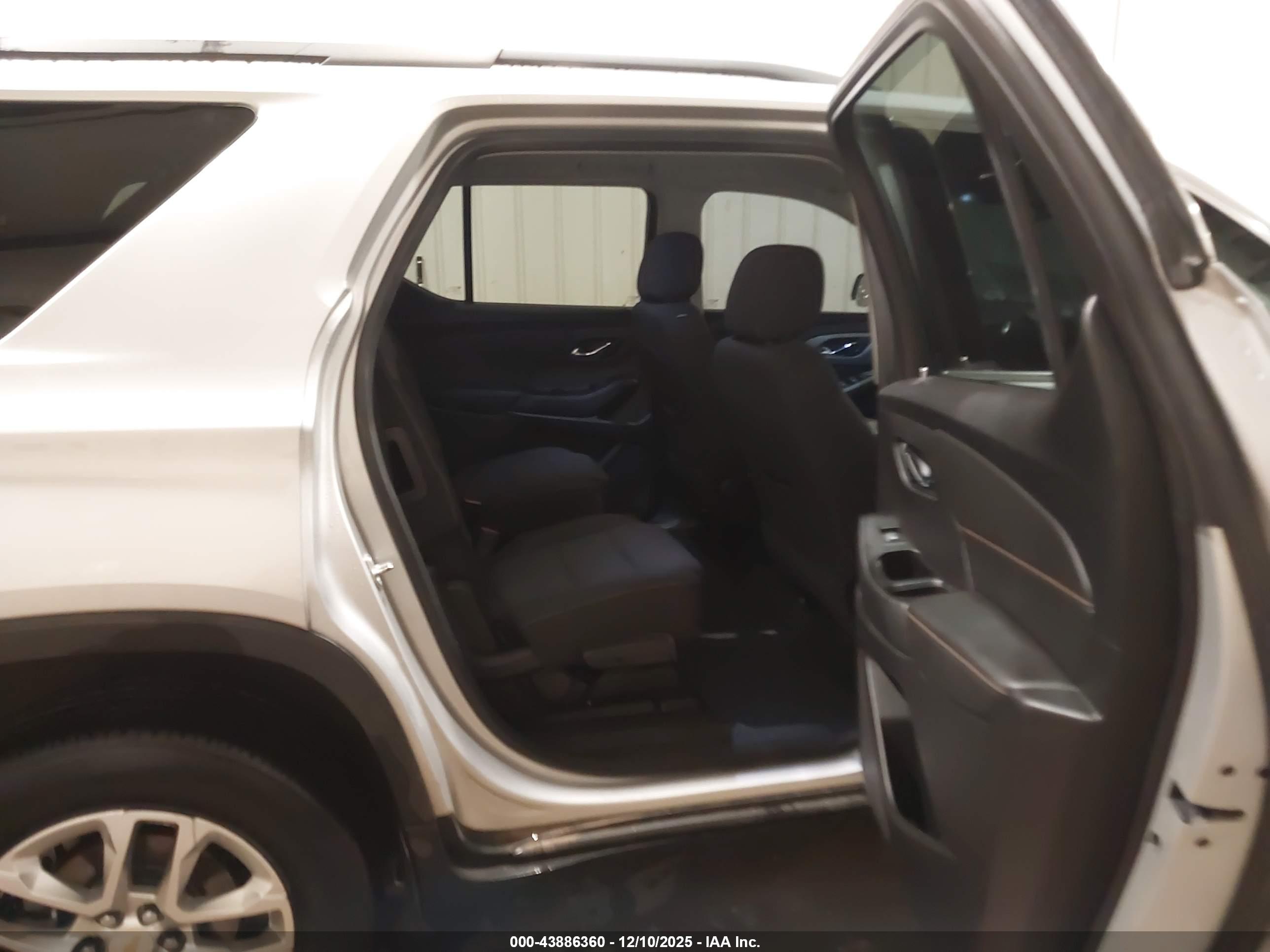 CHEVROLET TRAVERSE image 8