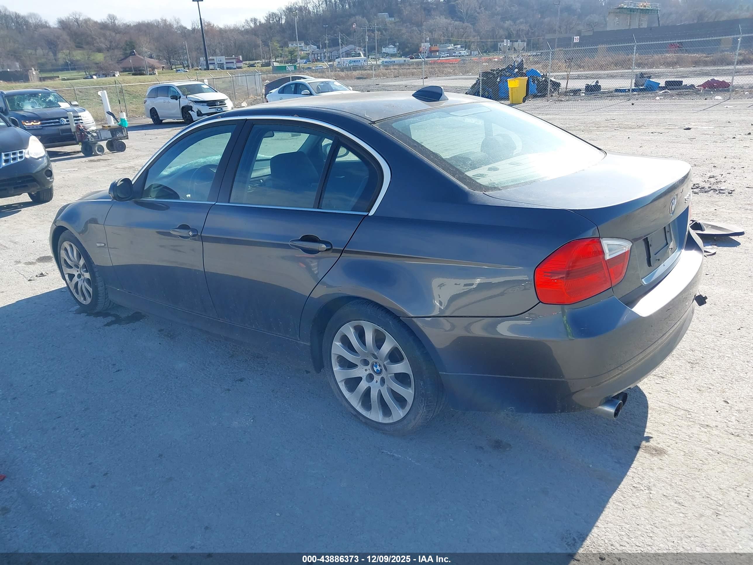 BMW 330I image 3