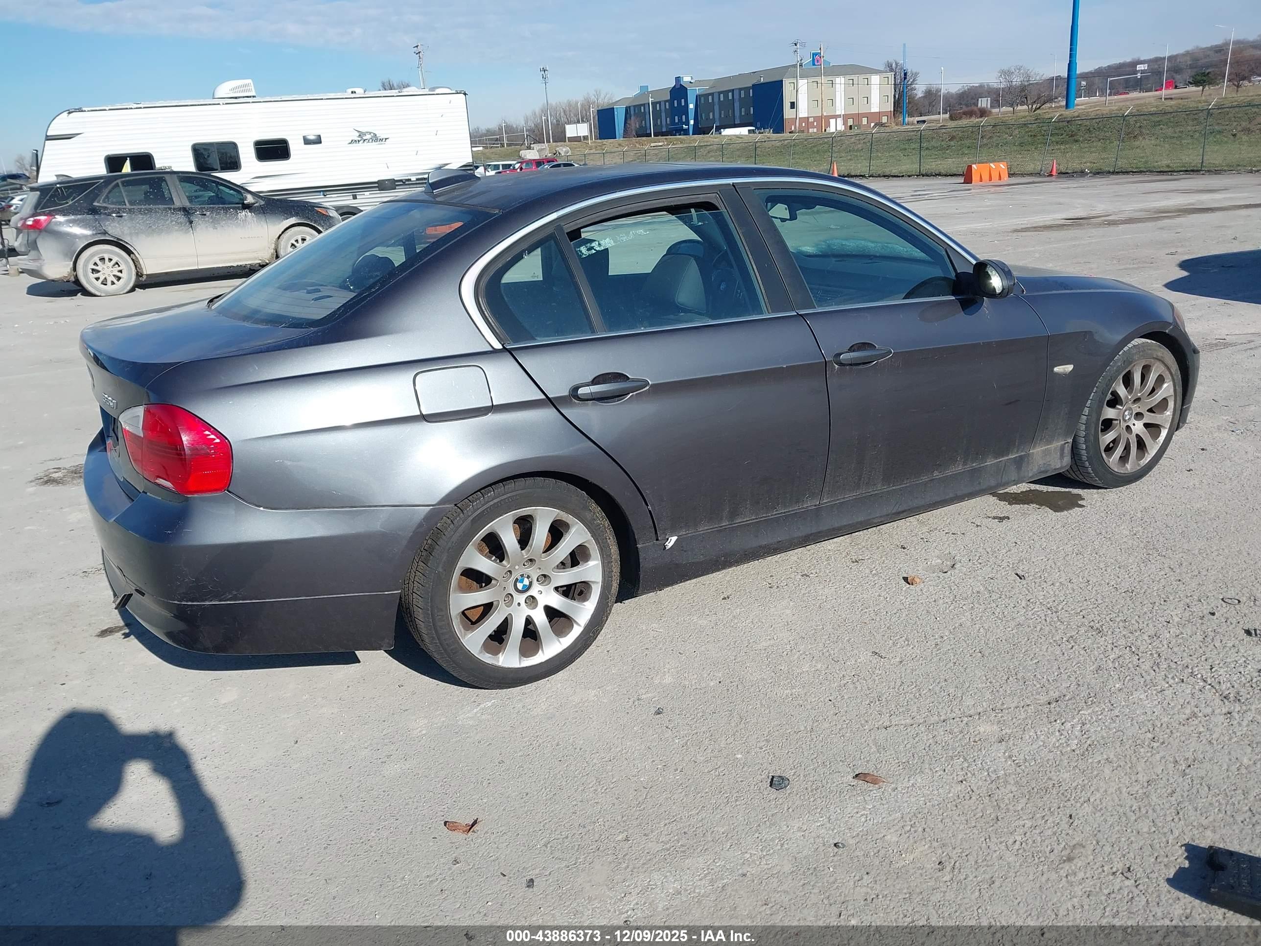 BMW 330I image 4