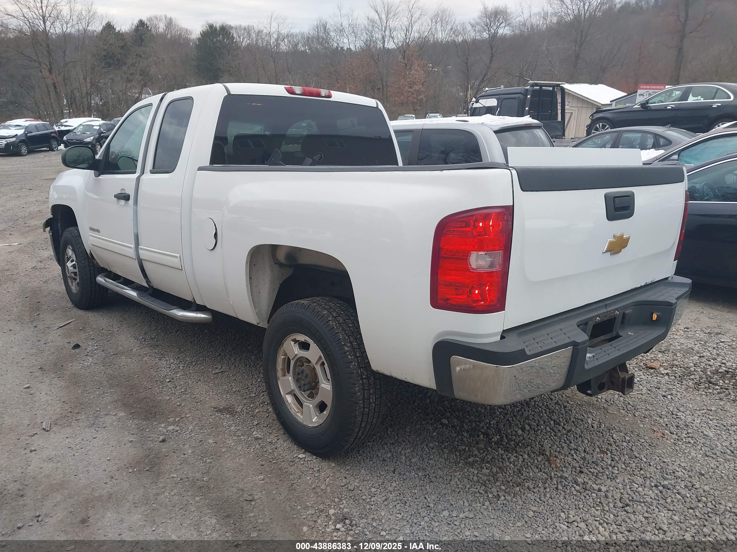 CHEVROLET SILVERADO image 3