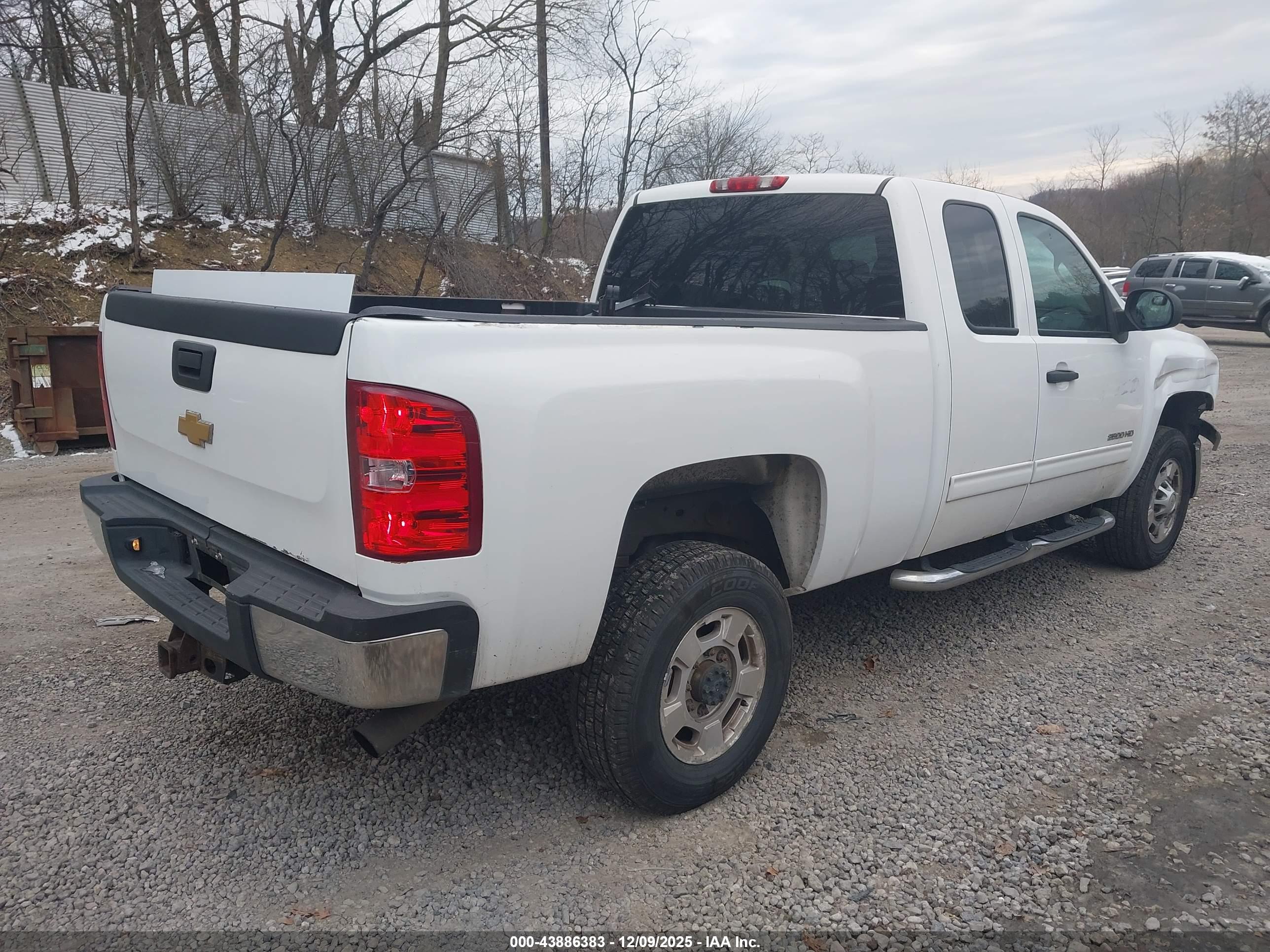 CHEVROLET SILVERADO image 4