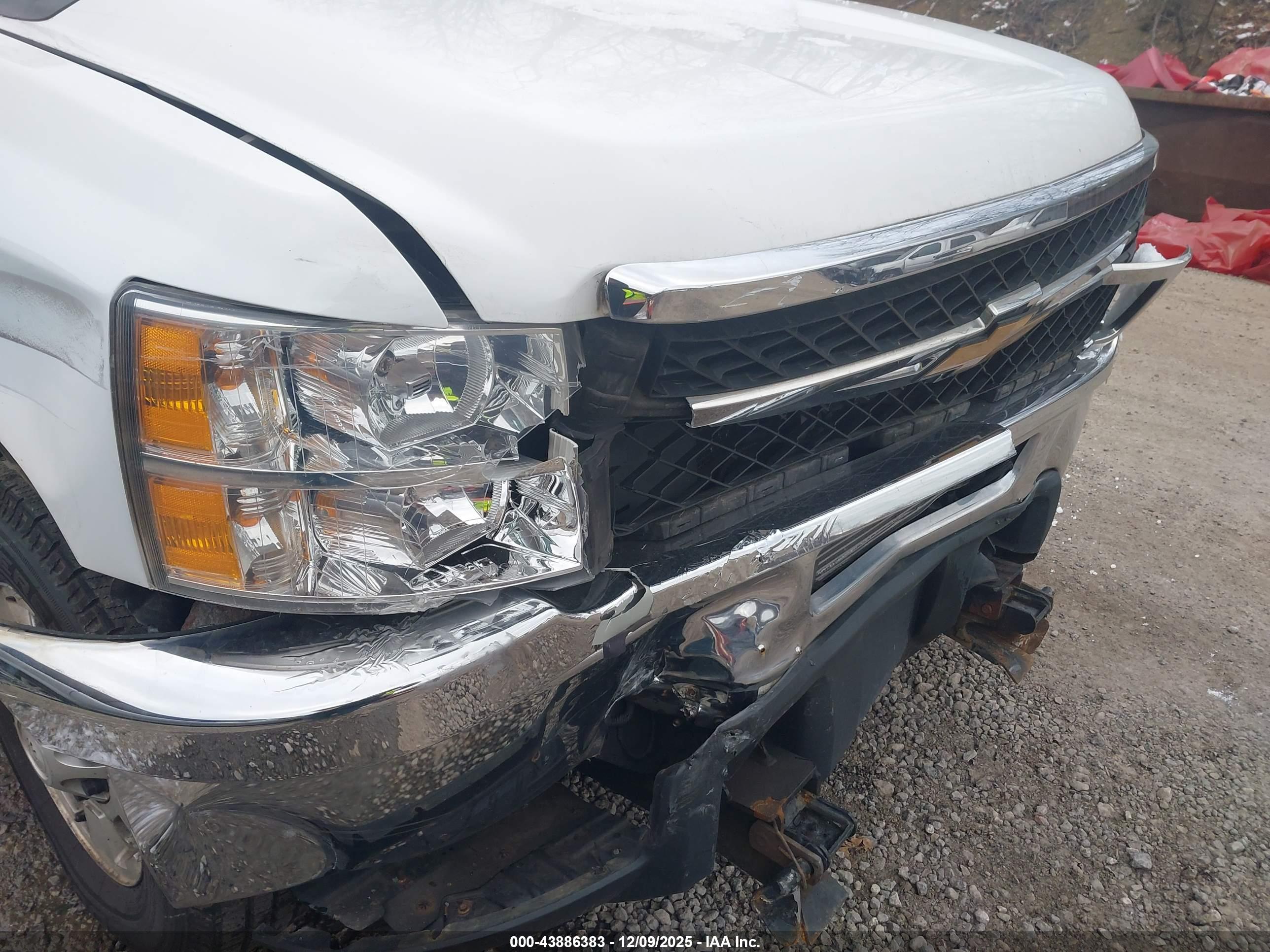 CHEVROLET SILVERADO image 6