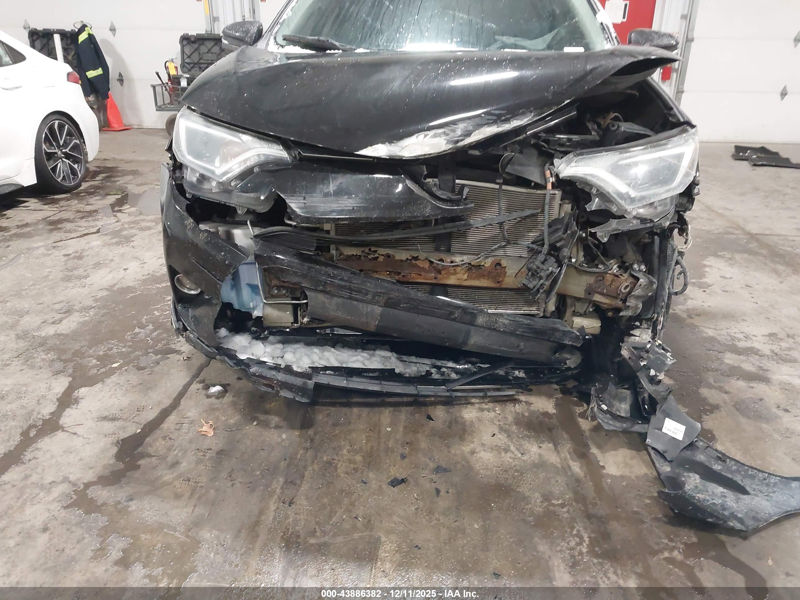 TOYOTA RAV4 image 6