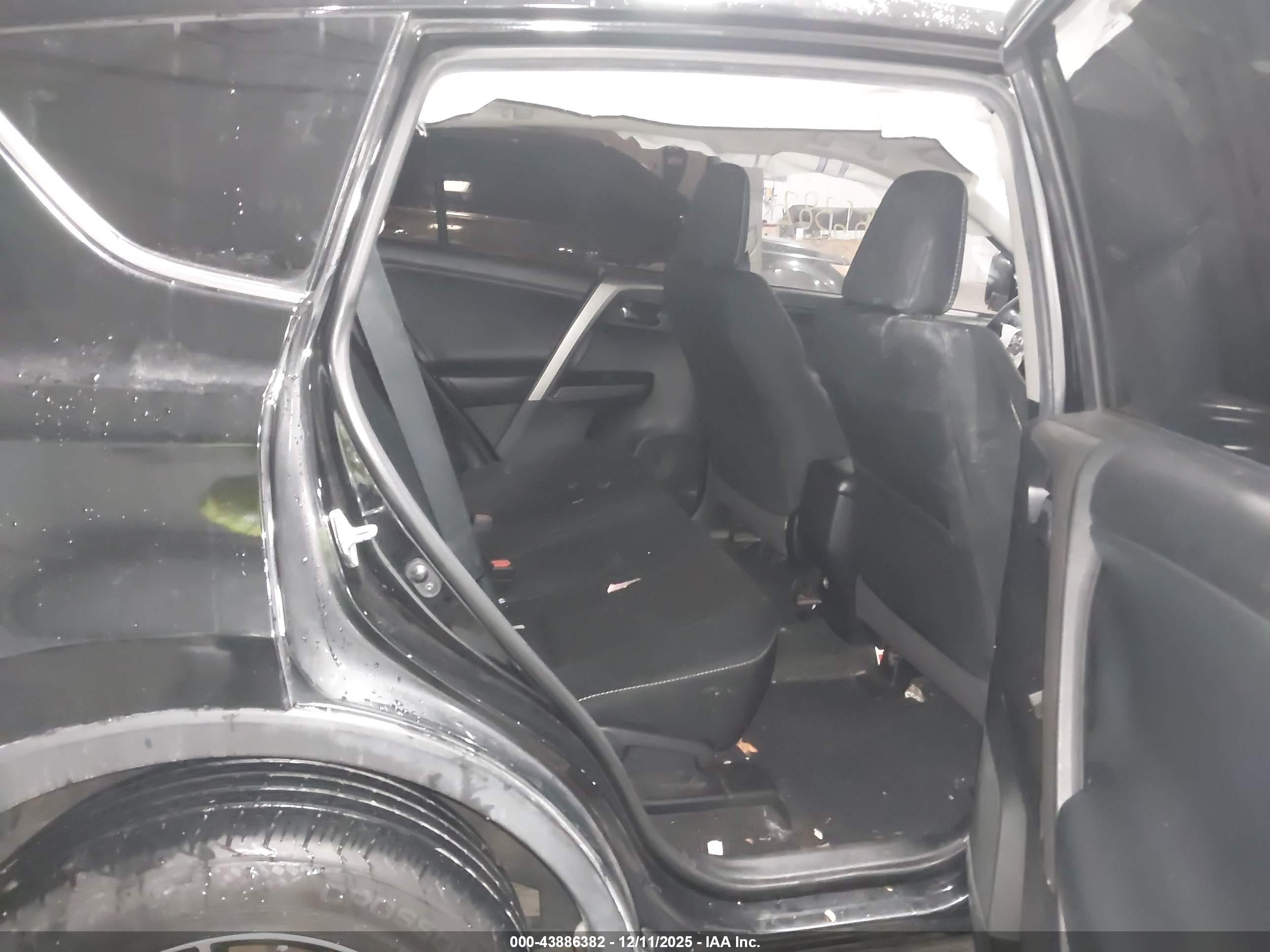 TOYOTA RAV4 image 8