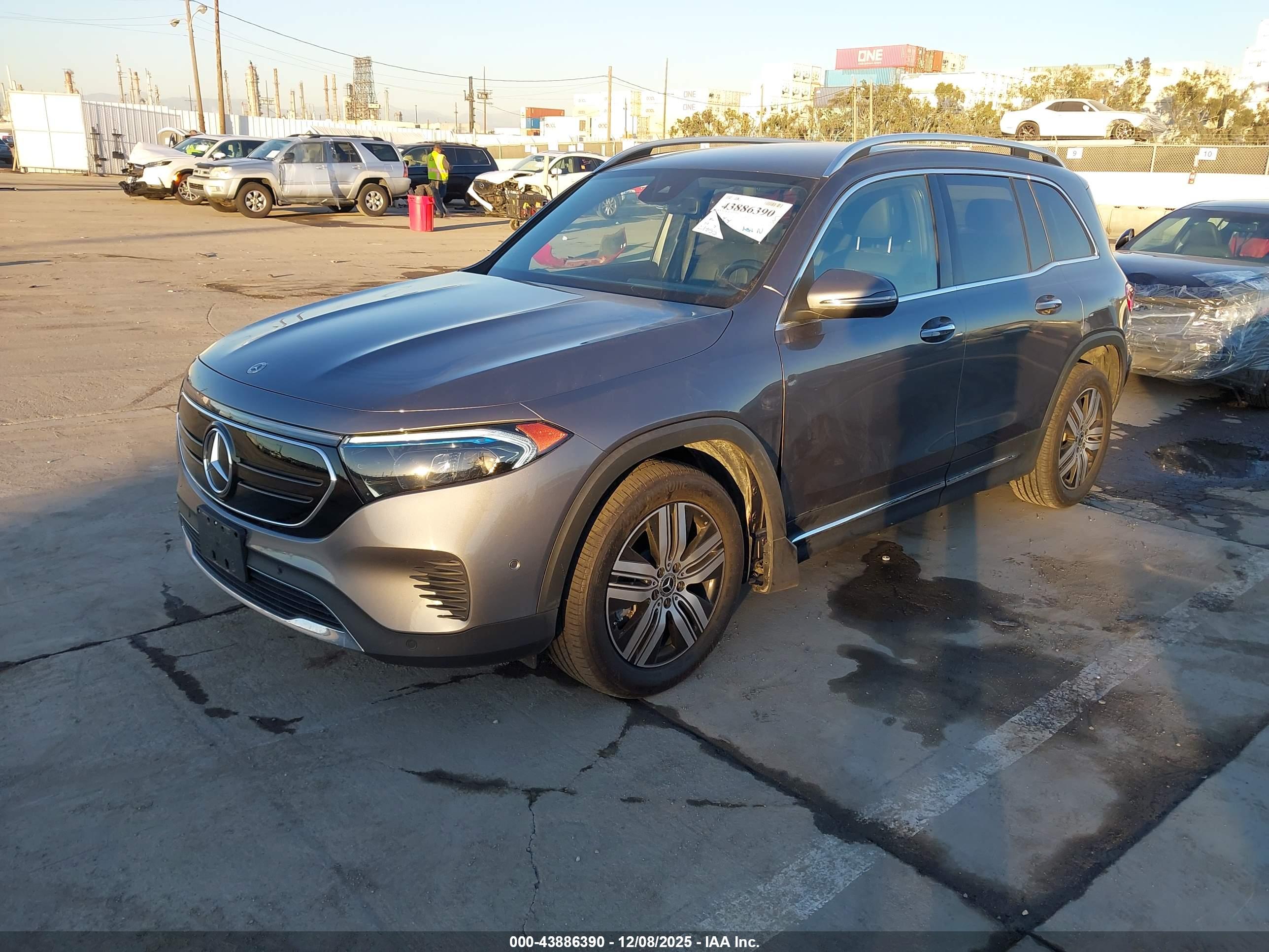 MERCEDES-BENZ EQB image 2