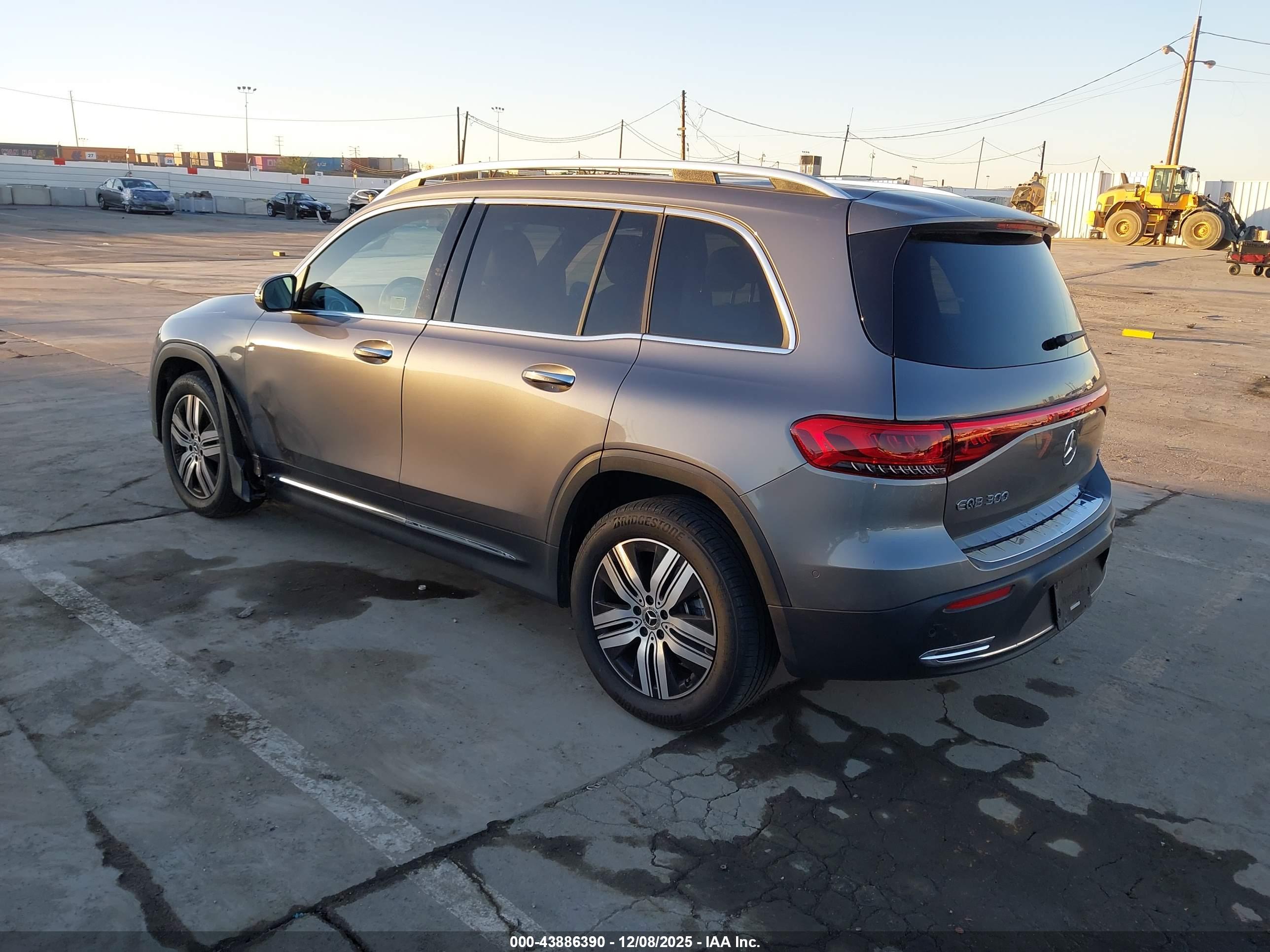 MERCEDES-BENZ EQB image 3