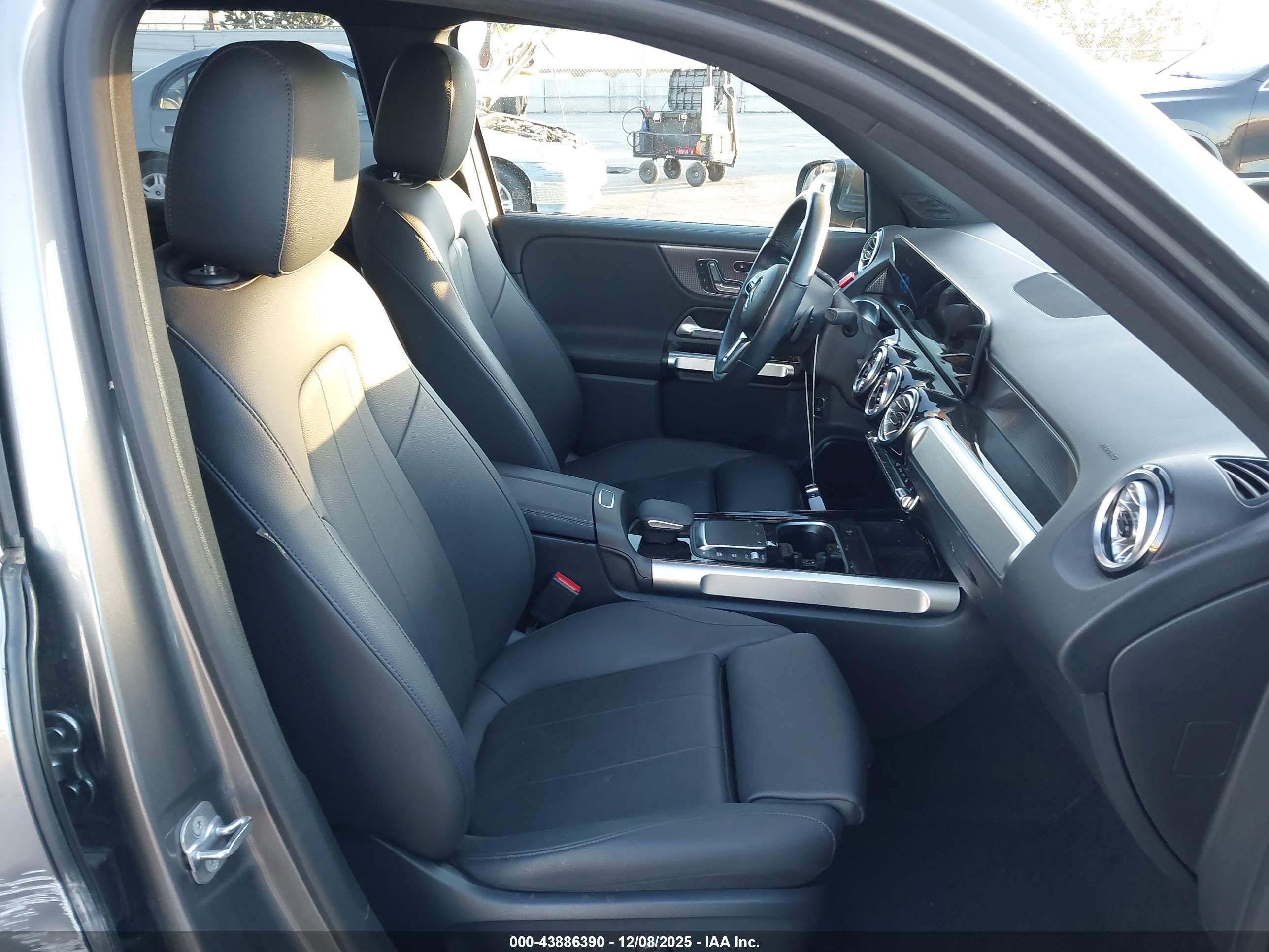 MERCEDES-BENZ EQB image 5